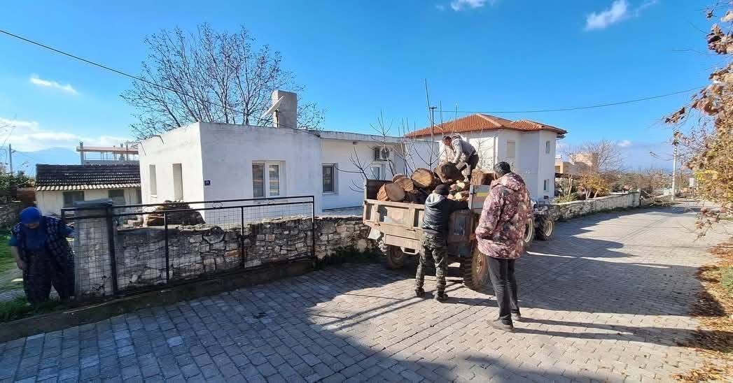 Aydinda Soguk Kis Gunlerinde Yurekleri Isitan Muhtar Kapi Kapi Odun Dagitti 625777 545837Fd36621F0C98D213Fe23C59482