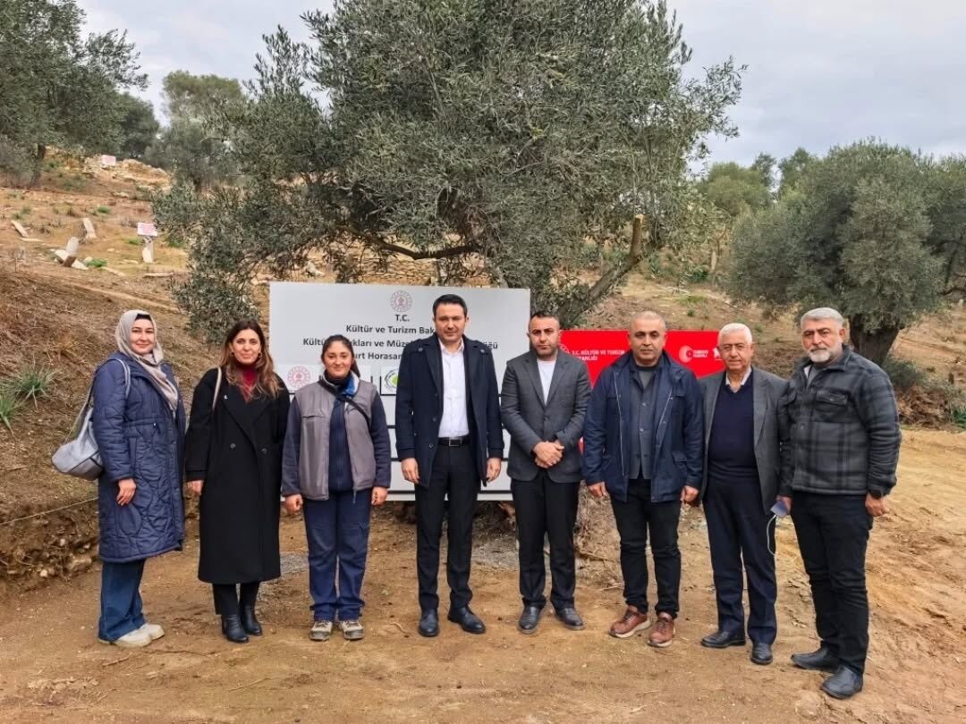 Aydinda Tarihe Yolculuk Ak Parti Heyeti Horasan Mezarligini Inceledi 626287 Cb9B2Ba15670693Ac68Fa5E3160Ff775