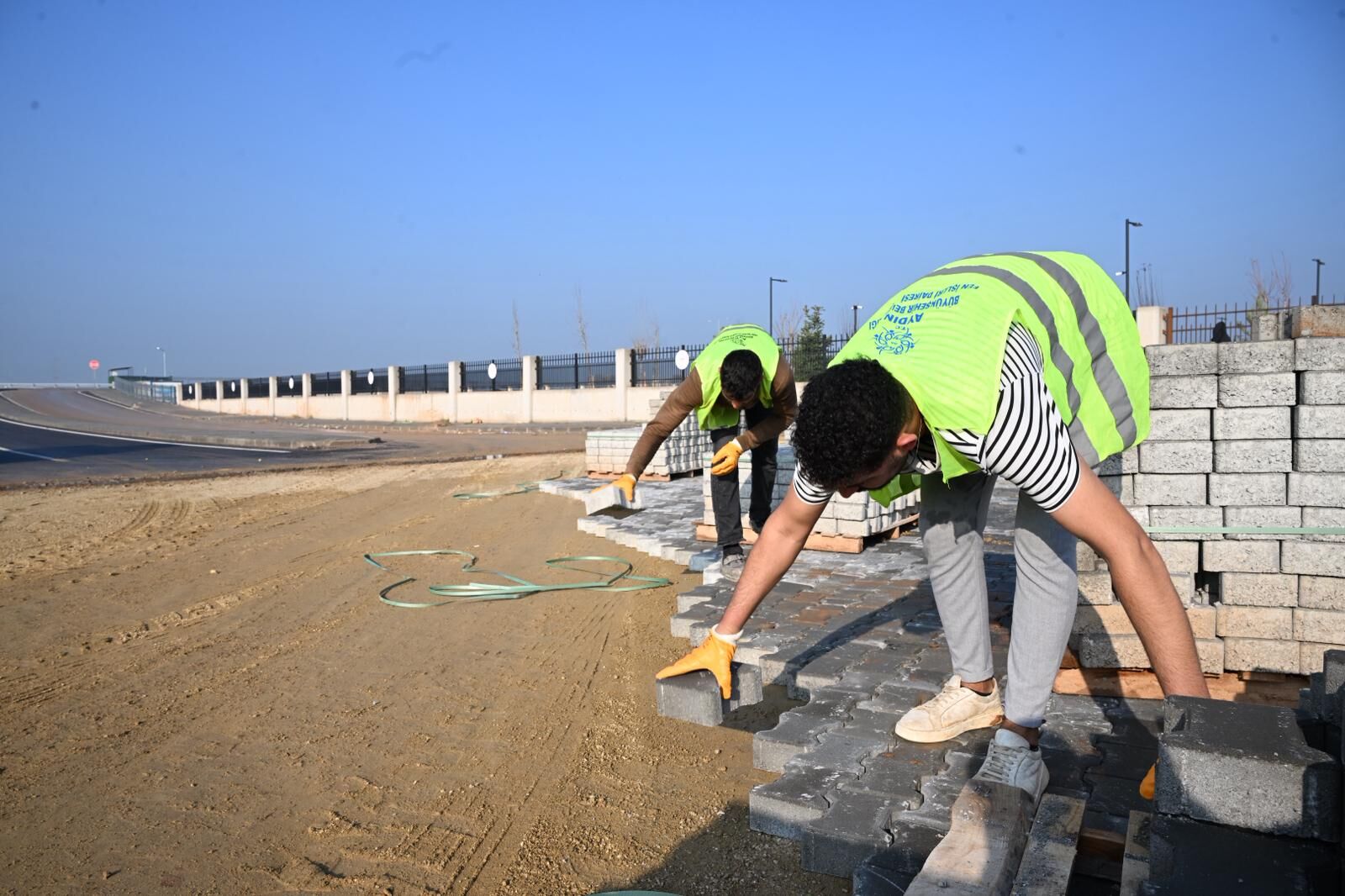 Aydinin Dort Bir Yaninda Es Zamanli Hizmet 624323 C993D564Ca6B143B4E21Ff1Ada782E33