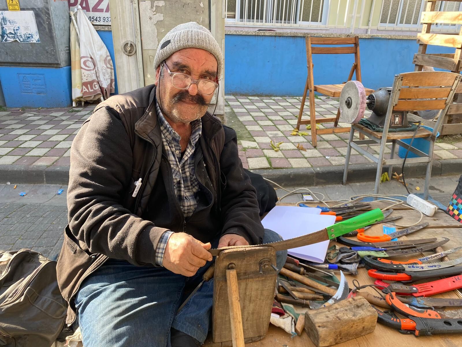 Aydınlı bıçak bileme ustası yarım asırdır mesleğini sürdürüyor