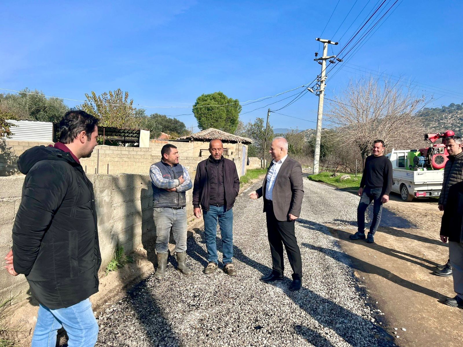 Baskan Mehmet Kivraktan Tarihi Adim Cinede Ilk Asfalt Calismasi Basladi 621141 37E40F4Dbdaea8A24C2Ec37C07Bfe945