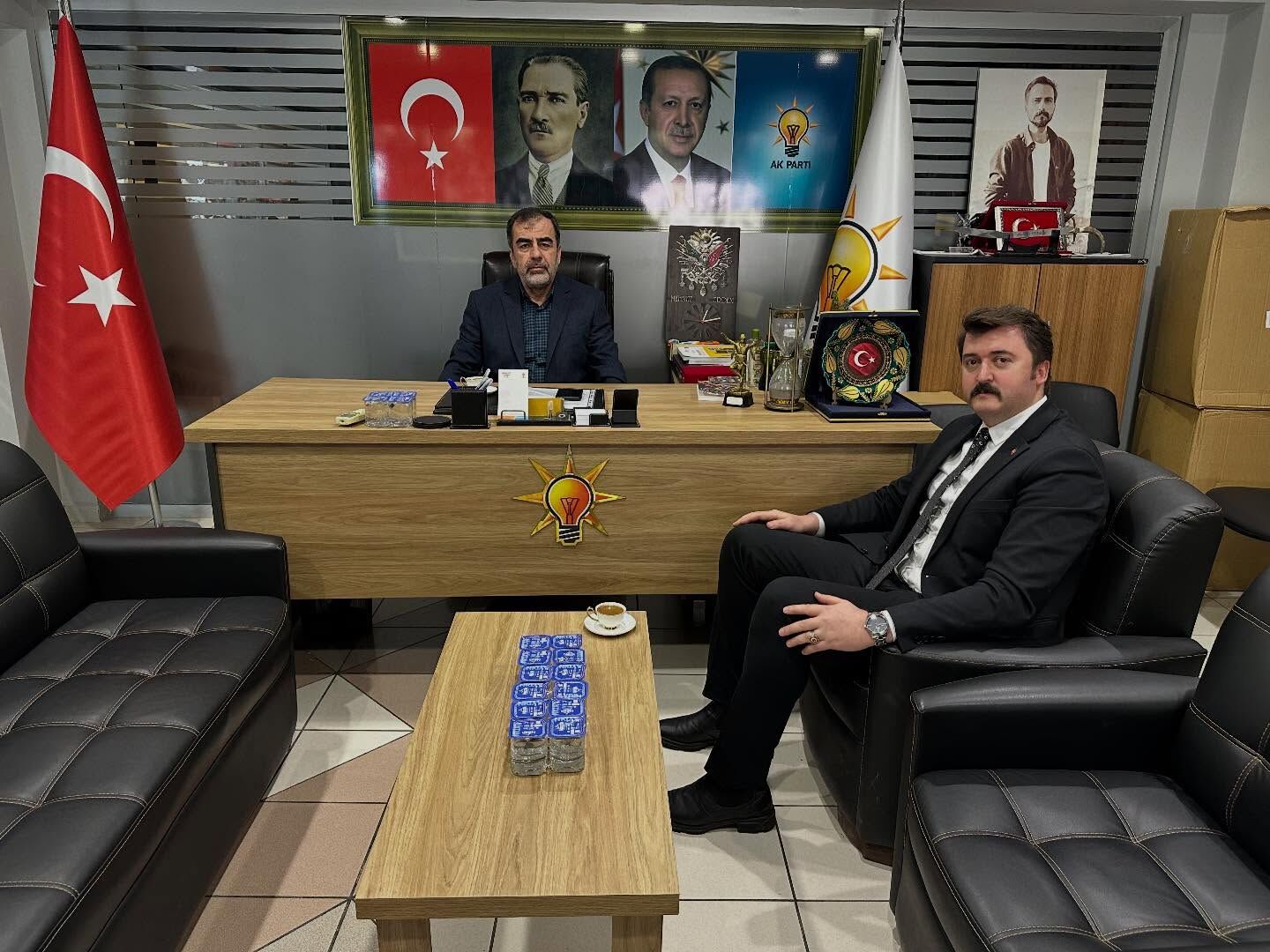 Dulgerden Erdeme Mesaj Gibi Nostaljik Hediye Ak Partili Erdeme Erdoganin Siir Albumunu Hediye Etti Bu Sarki Burada Bitmez 625250 948672Eaabd222B96E9839C87426E8A0