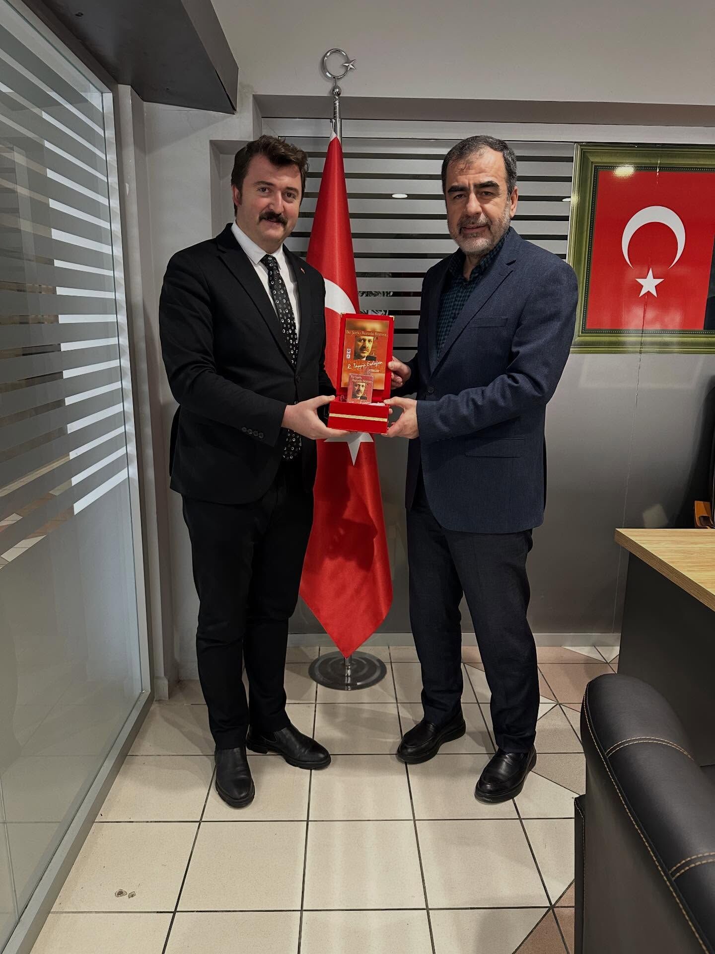Dulgerden Erdeme Mesaj Gibi Nostaljik Hediye Ak Partili Erdeme Erdoganin Siir Albumunu Hediye Etti Bu Sarki Burada Bitmez 625250 C70Fc68264Dfddc5Ae7B2074701E1264