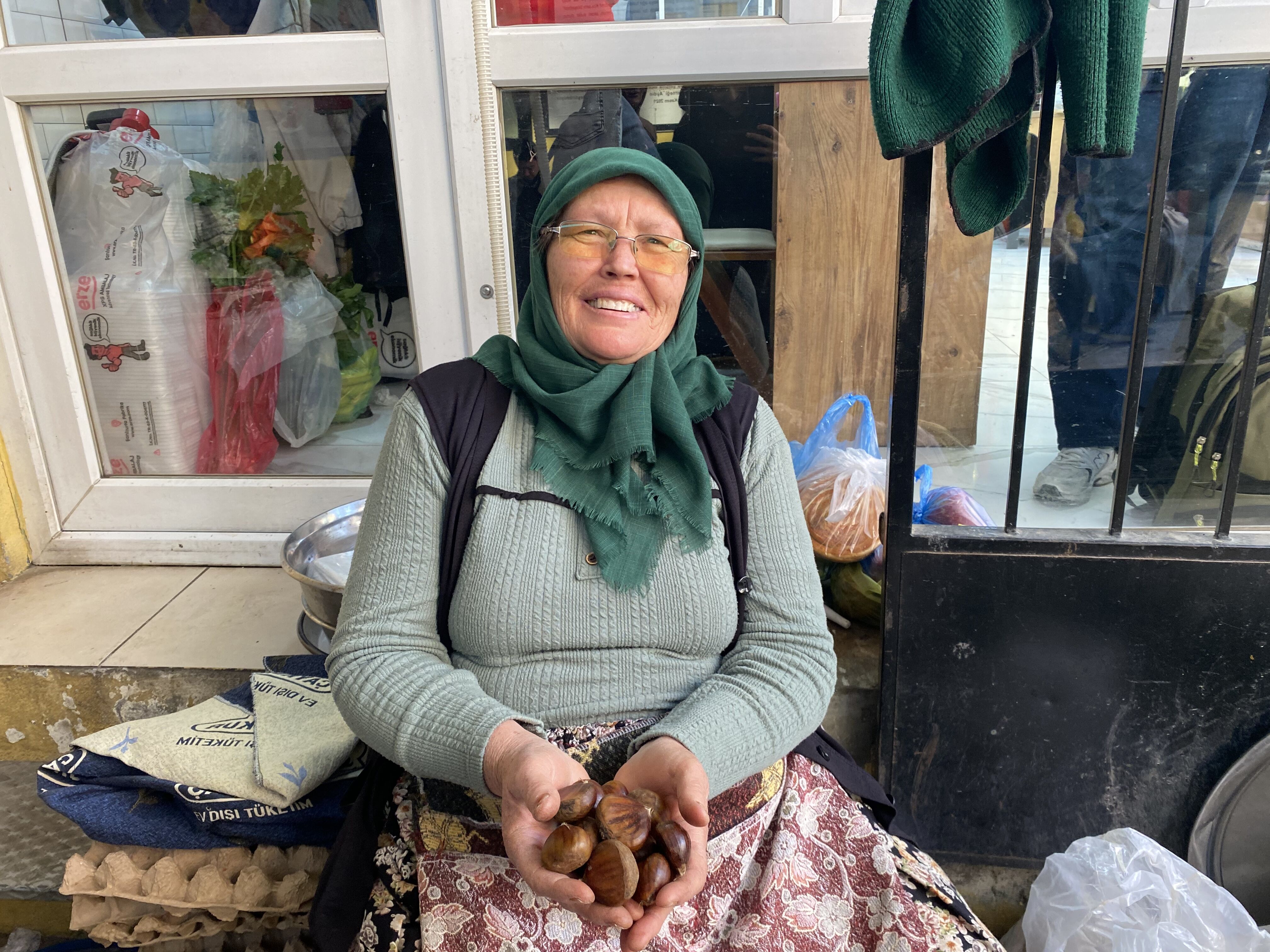 İncirliova Pazarı’nda kestane ilgi odağı oldu