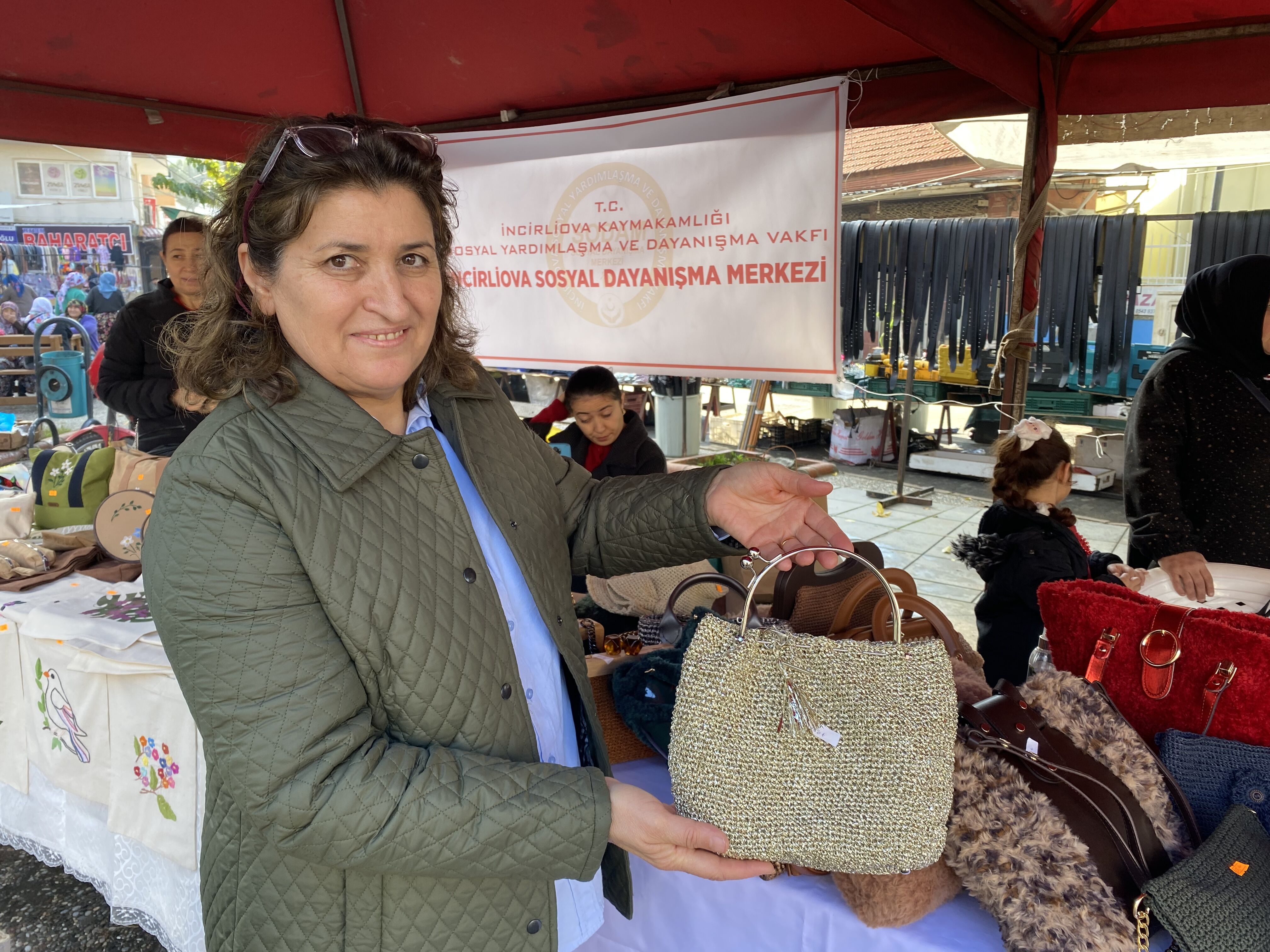 İncirliova’da el emeği ürünler ihtiyaç sahipleri için satılıyor