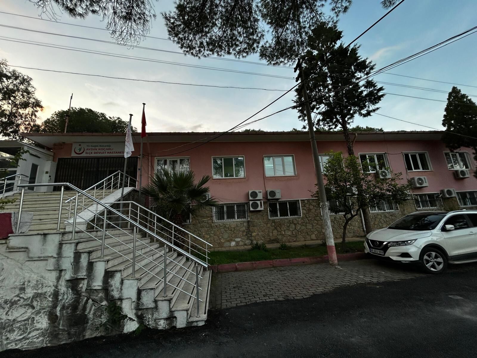 Kocarlinin 65 Yillik Tarihi Hastanesi Yok Oluyornedim Kaplandan Yikima Tepki Menderesin Hatirasi Olan Bu Binanin Yikilmasina Karsiyim 620702 42F0D52F17D7209D121E8B2Da731Df05