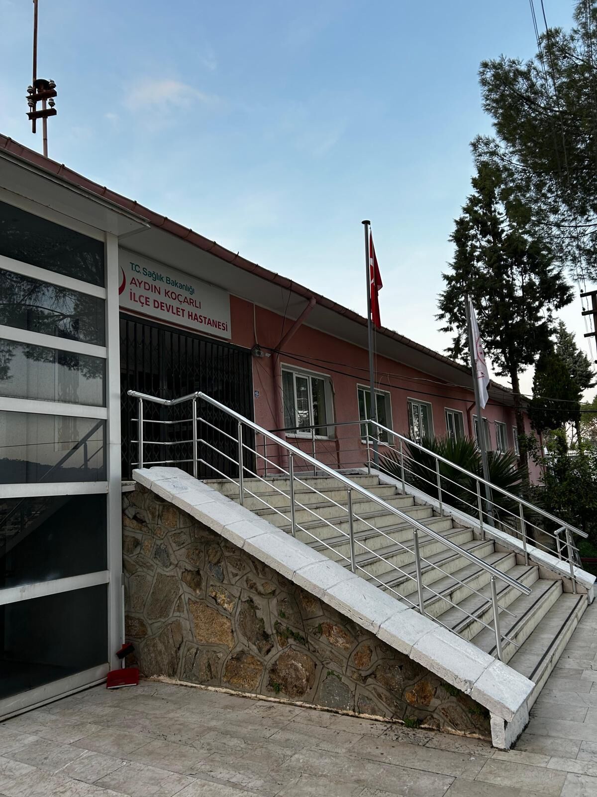 Kocarlinin 65 Yillik Tarihi Hastanesi Yok Oluyornedim Kaplandan Yikima Tepki Menderesin Hatirasi Olan Bu Binanin Yikilmasina Karsiyim 620702 9E7Cf97C78B23D885A984860719C6093