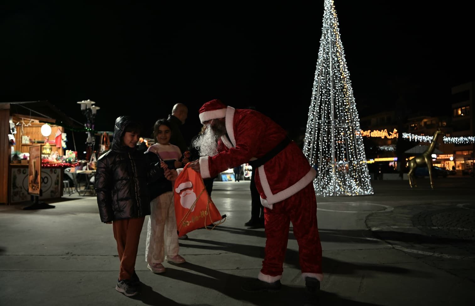 Kusadasinda Yeni Yilda Noel Babadan Cocuklara Seker Buyuklere Cevre Mesaji 625393 009Fbd2B6Ed9Daa92E11A71Bfa113208