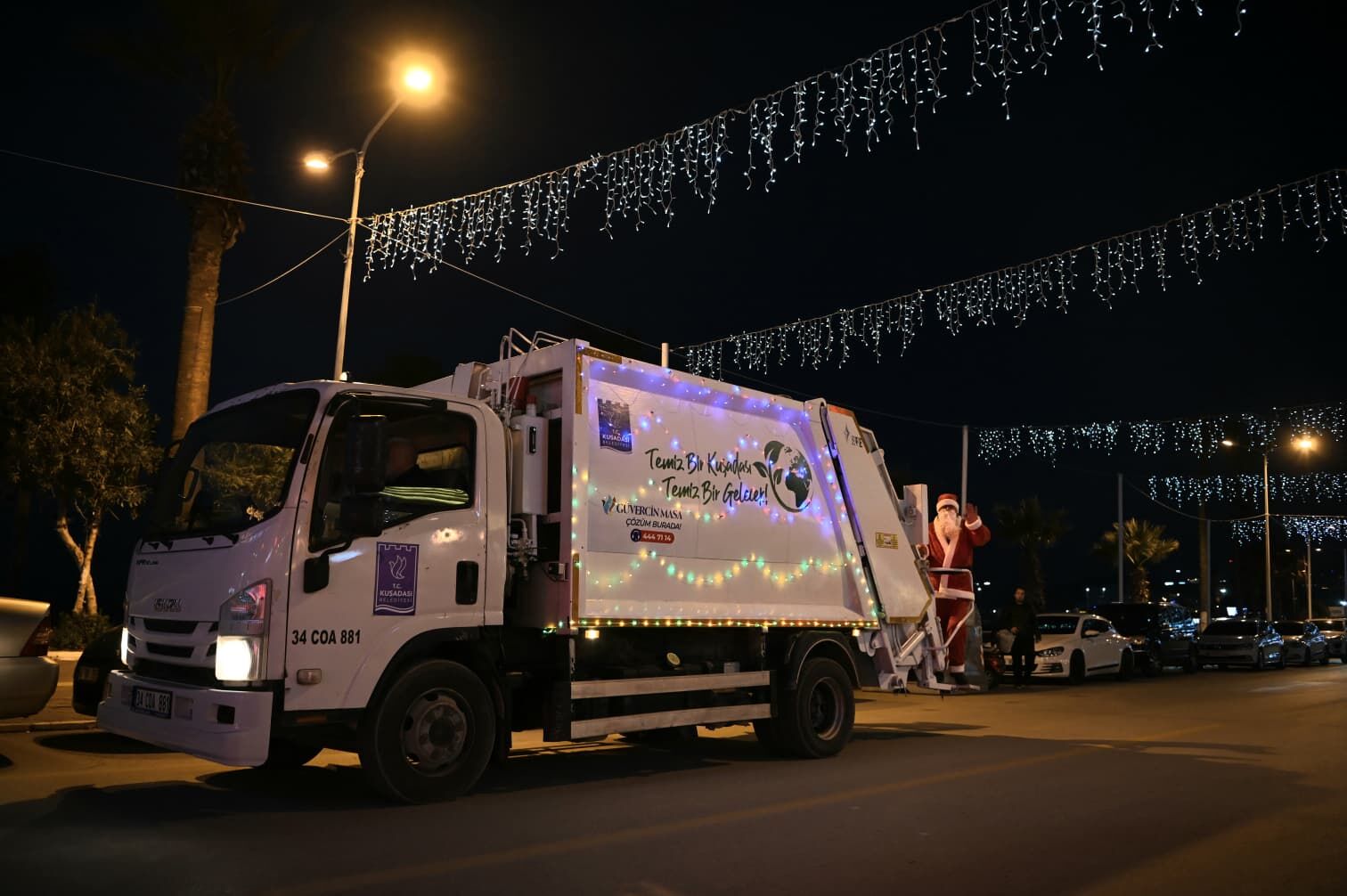 Kusadasinda Yeni Yilda Noel Babadan Cocuklara Seker Buyuklere Cevre Mesaji 625393 A4C1Bf259Db7Ee06Be23E333Dc2E1A07