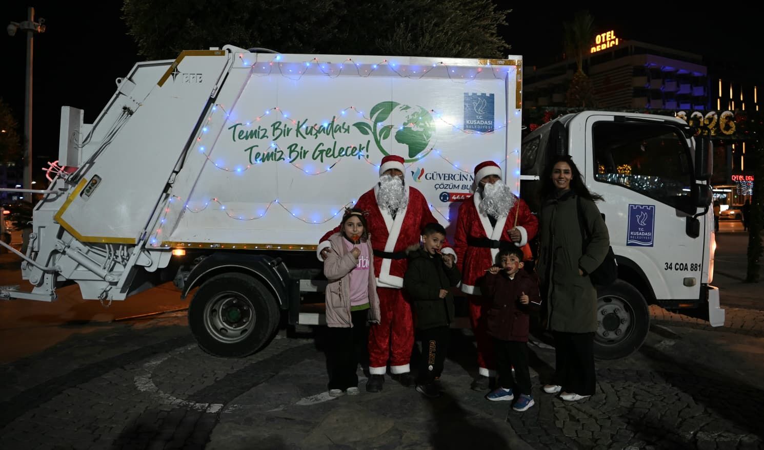 Kusadasinda Yeni Yilda Noel Babadan Cocuklara Seker Buyuklere Cevre Mesaji 625393 Aeee9410Cd1Fd5B7617C7D72E7Fb7D8E