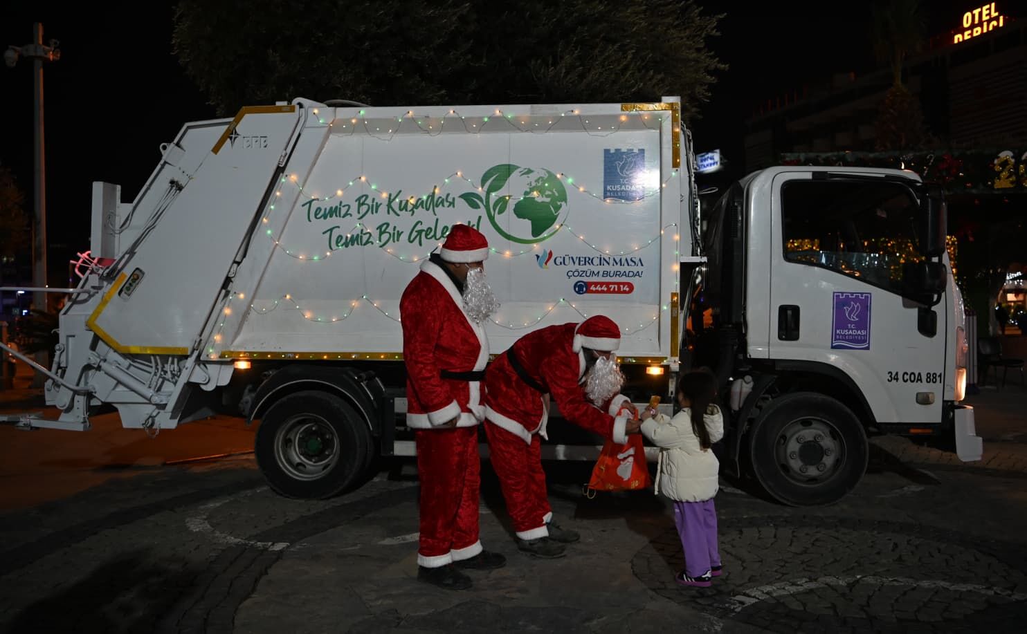 Kusadasinda Yeni Yilda Noel Babadan Cocuklara Seker Buyuklere Cevre Mesaji 625393 Ed8B6571234Af4A79415D2Bf4999117D