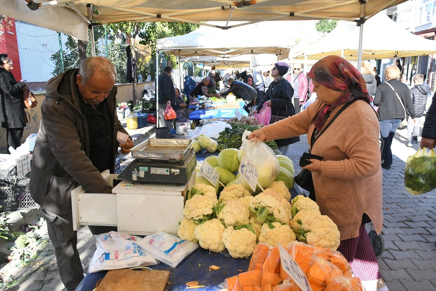 Kusadasinda Yerel Uretici Sergisinin Tezghlari Kisa Ozgu Sebze Ve Meyvelerle Doldu 621142 Dfc407B8Aa20Ff31Fa5Ade665138F433