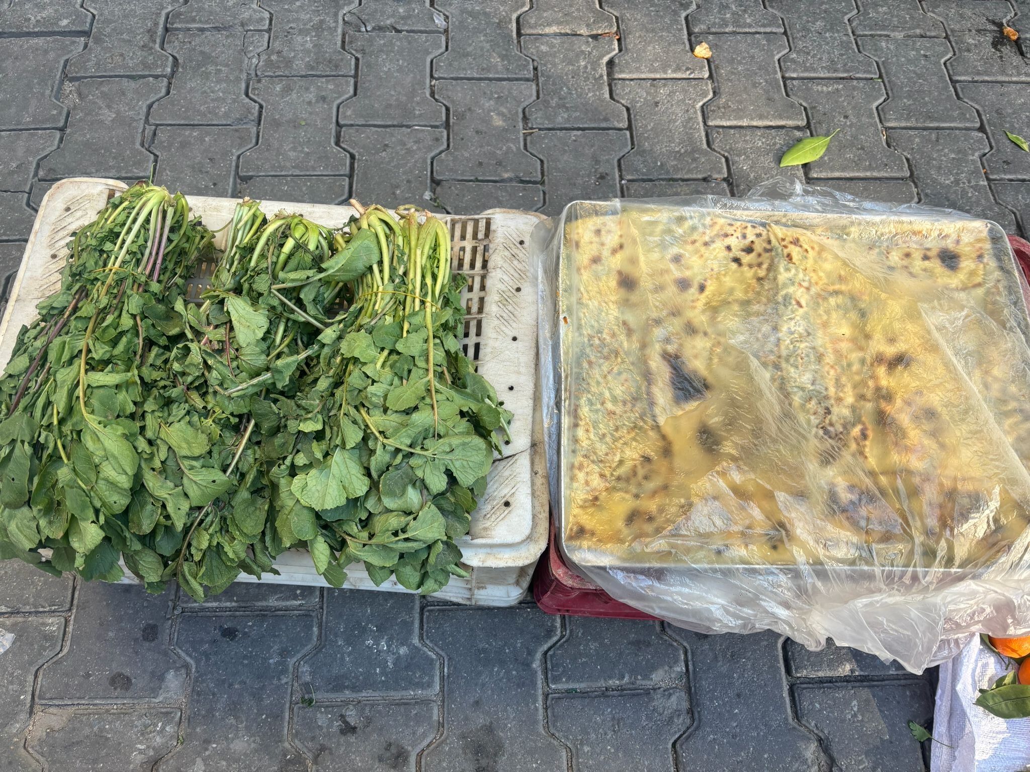 Aydın’da pazarda çalışarak geçimini sağlıyor