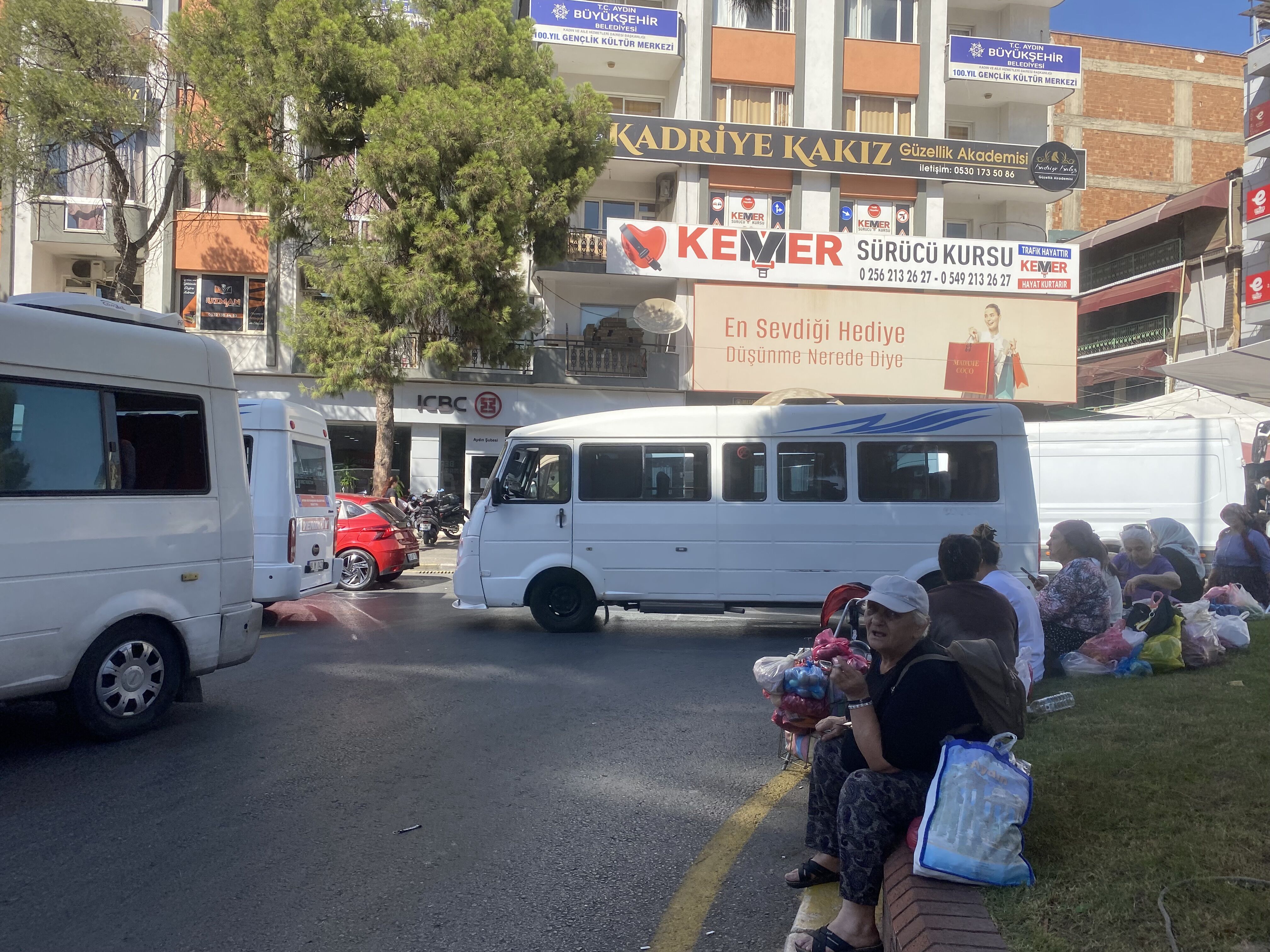 Aydın'da semt pazarı trafiğin akışına yansıdı