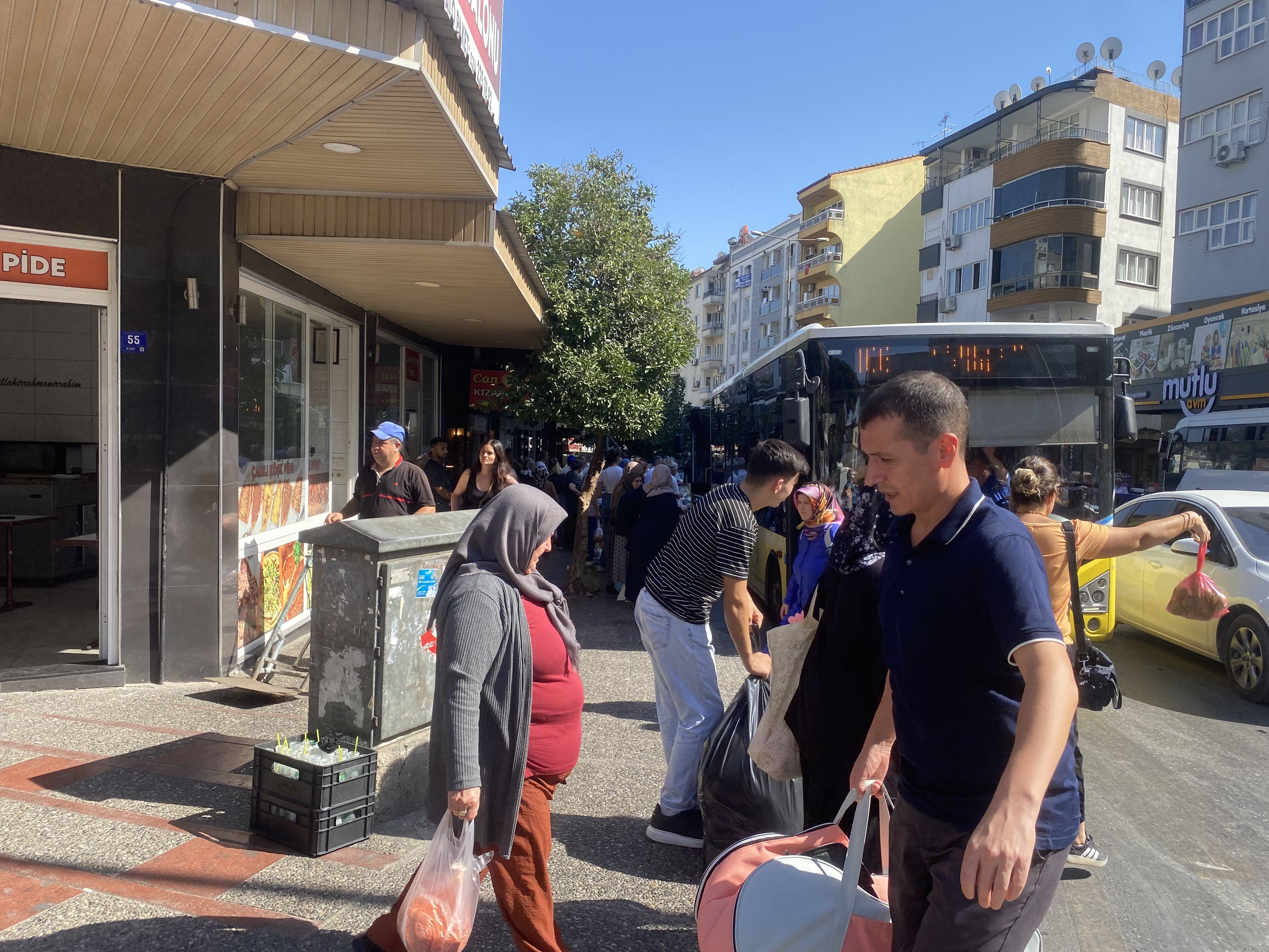 Aydın'da semt pazarı trafiğin akışına yansıdı