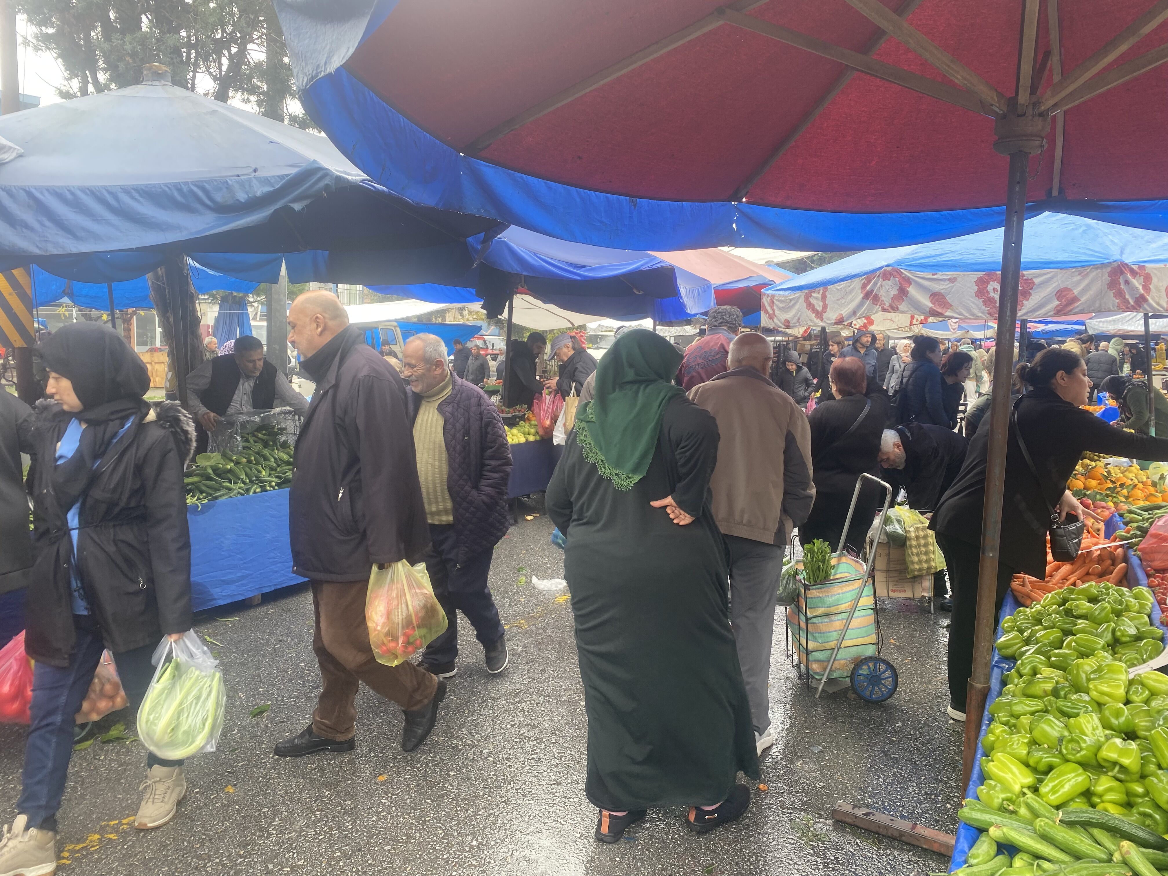 Semt Pazarinda Yagmur Sonrasi Yogunluk Vatandaslar Yagmur Dinince Pazara Akin Etti Betul 619770 E470D90B9F68F5F3767282130Dd5Db51