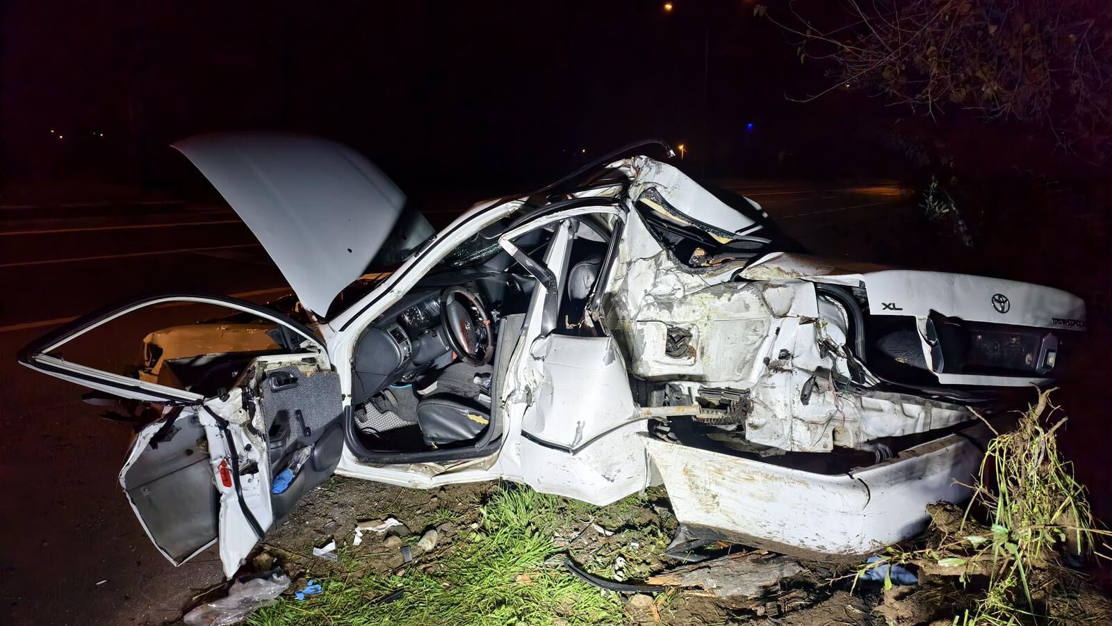 Nazilli’de gece yarısı feci kaza! Otomobil ağaca çarptı, sürücü ağır yaralı