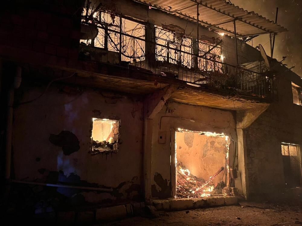 Mahalledeki evleri esir alan yangın ekipleri seferber etti