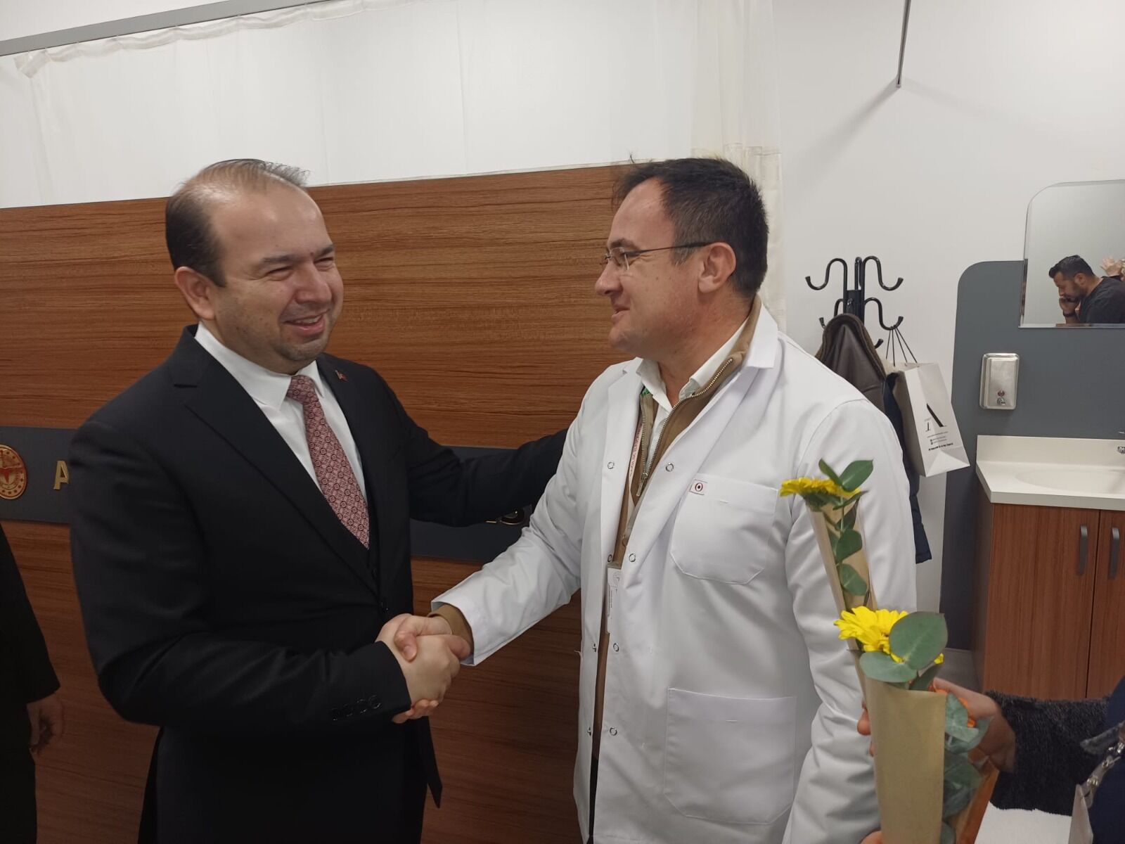 Müdür Şenkul, Aydın Şehir Hastanesi’nin ilk hastalarını ziyaret etti
