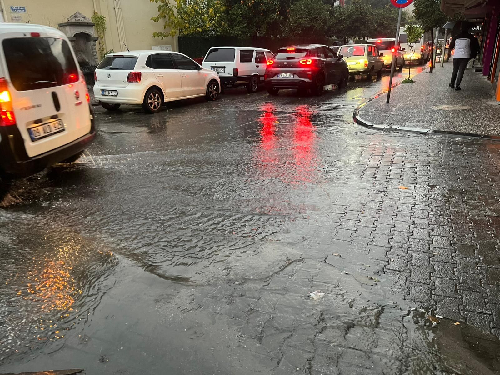 Aydınlılar güne yağmurla uyandı: Sağanak akşam saatlerine kadar sürecek