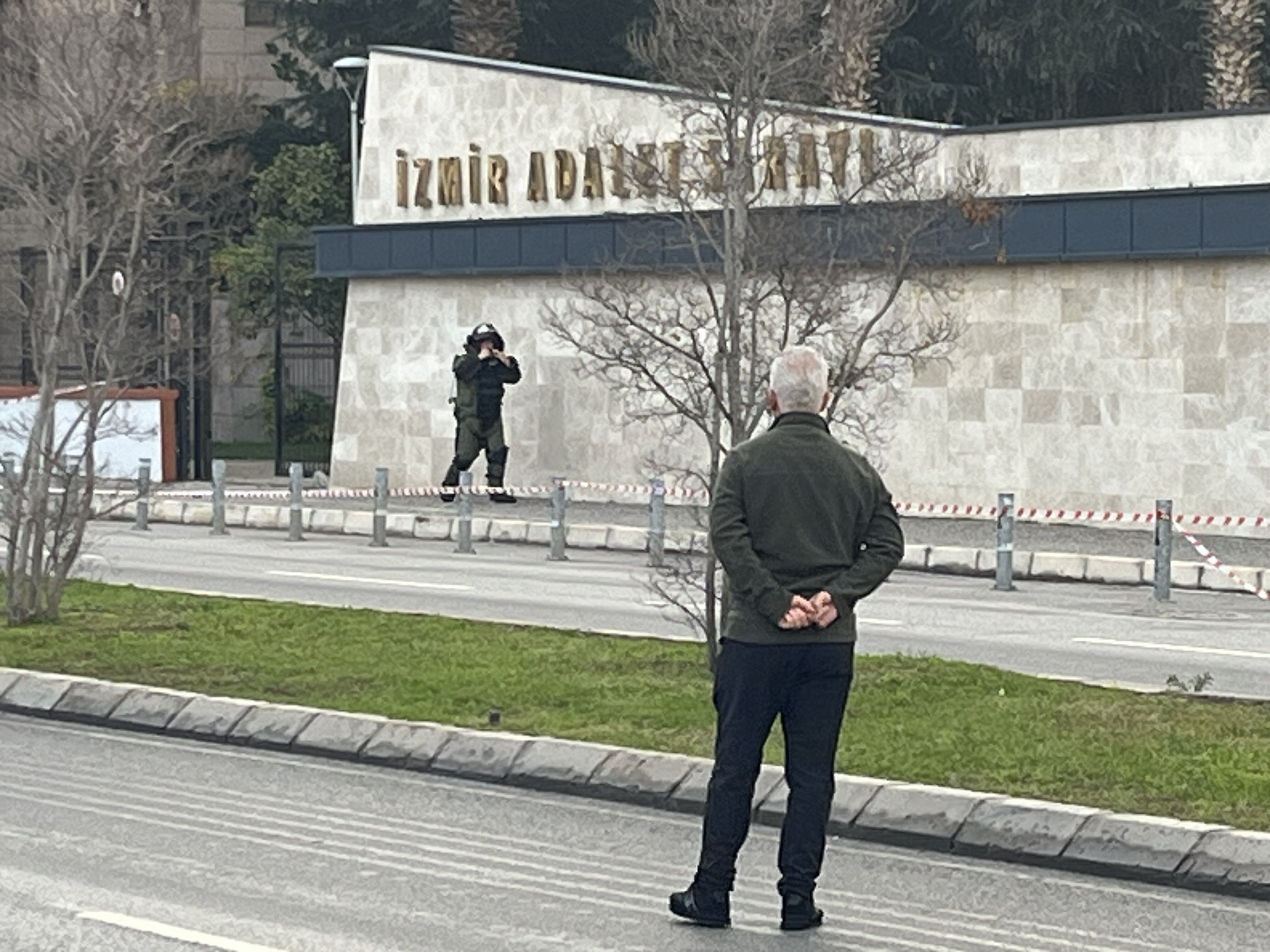 Adliye önünde şüpheli paket paniği