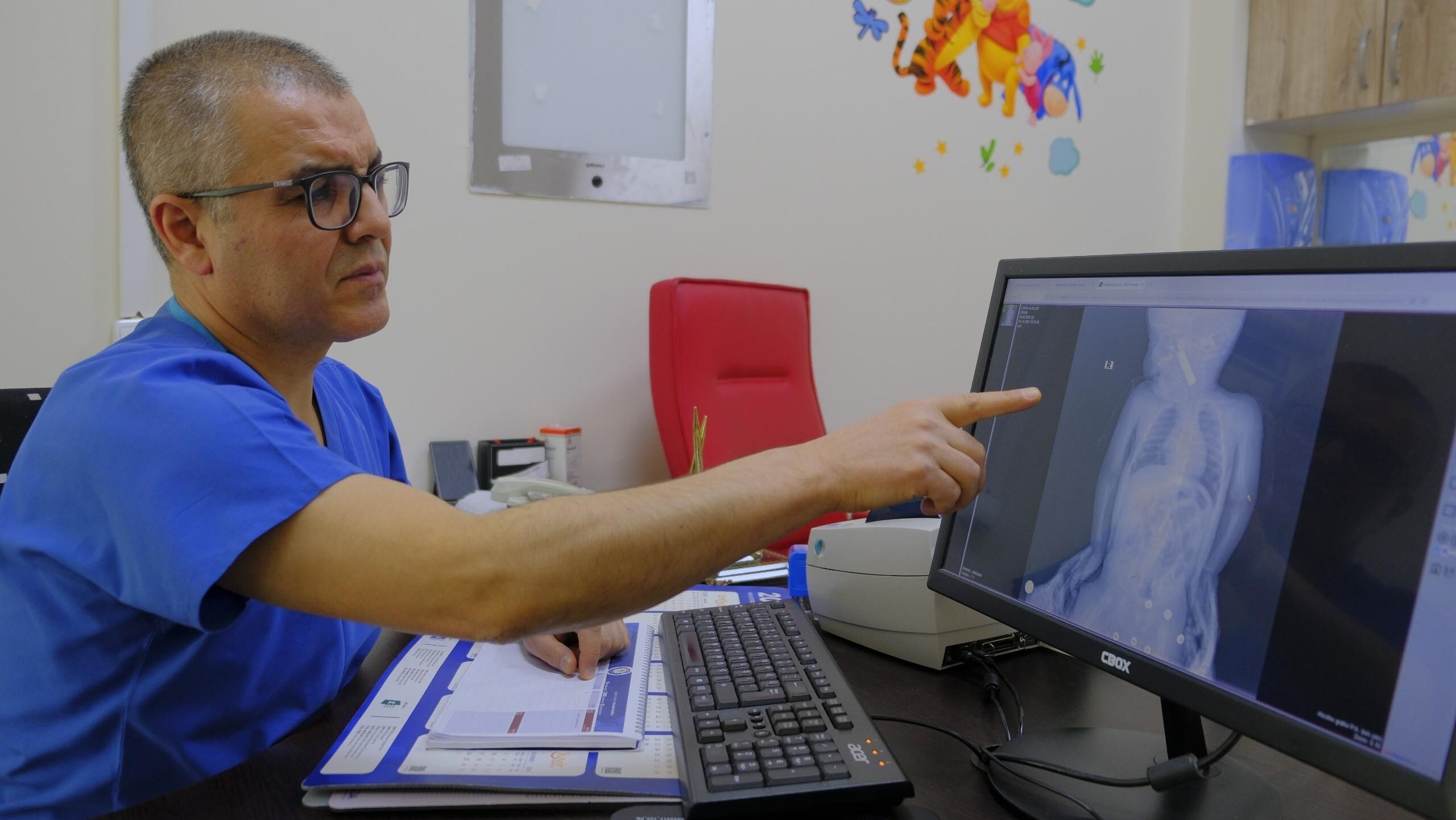 Kusma şikayetiyle hastaneye götürülen bebeğin kumanda pili yuttuğu belirlendi