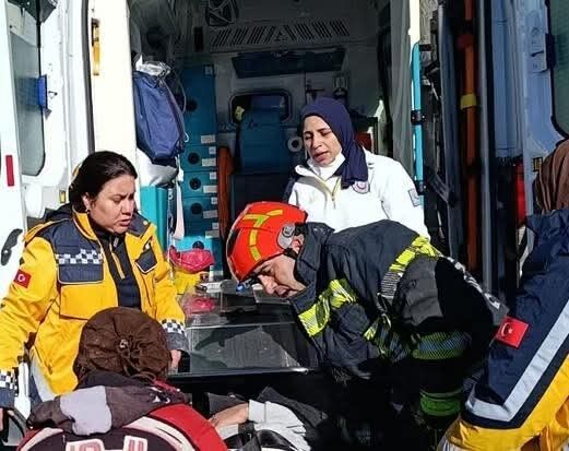 Kaygan zemin can aldırıyordu: Traktör devrildi sürücü altında kaldı