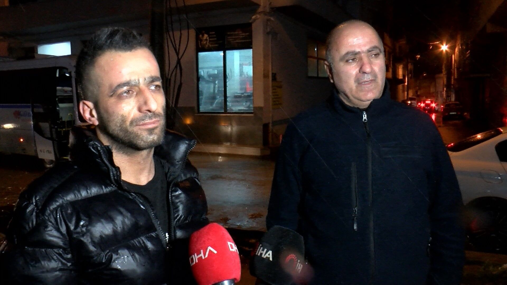 Beton yığınlarının altında kalan araçlar büyük zarar gördü