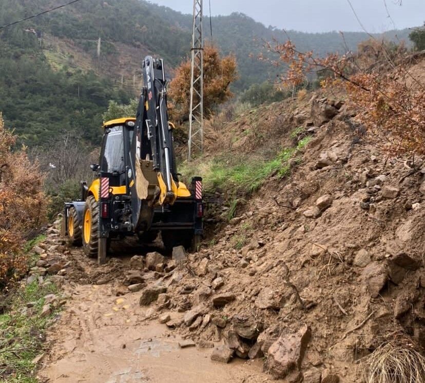Aydın’da fırtına korku dolu anlar yaşattı! Heyelan nedeniyle yol kapandı