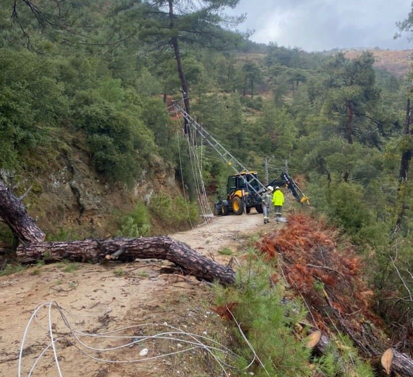 Aydın’da fırtına korku dolu anlar yaşattı! Heyelan nedeniyle yol kapandı