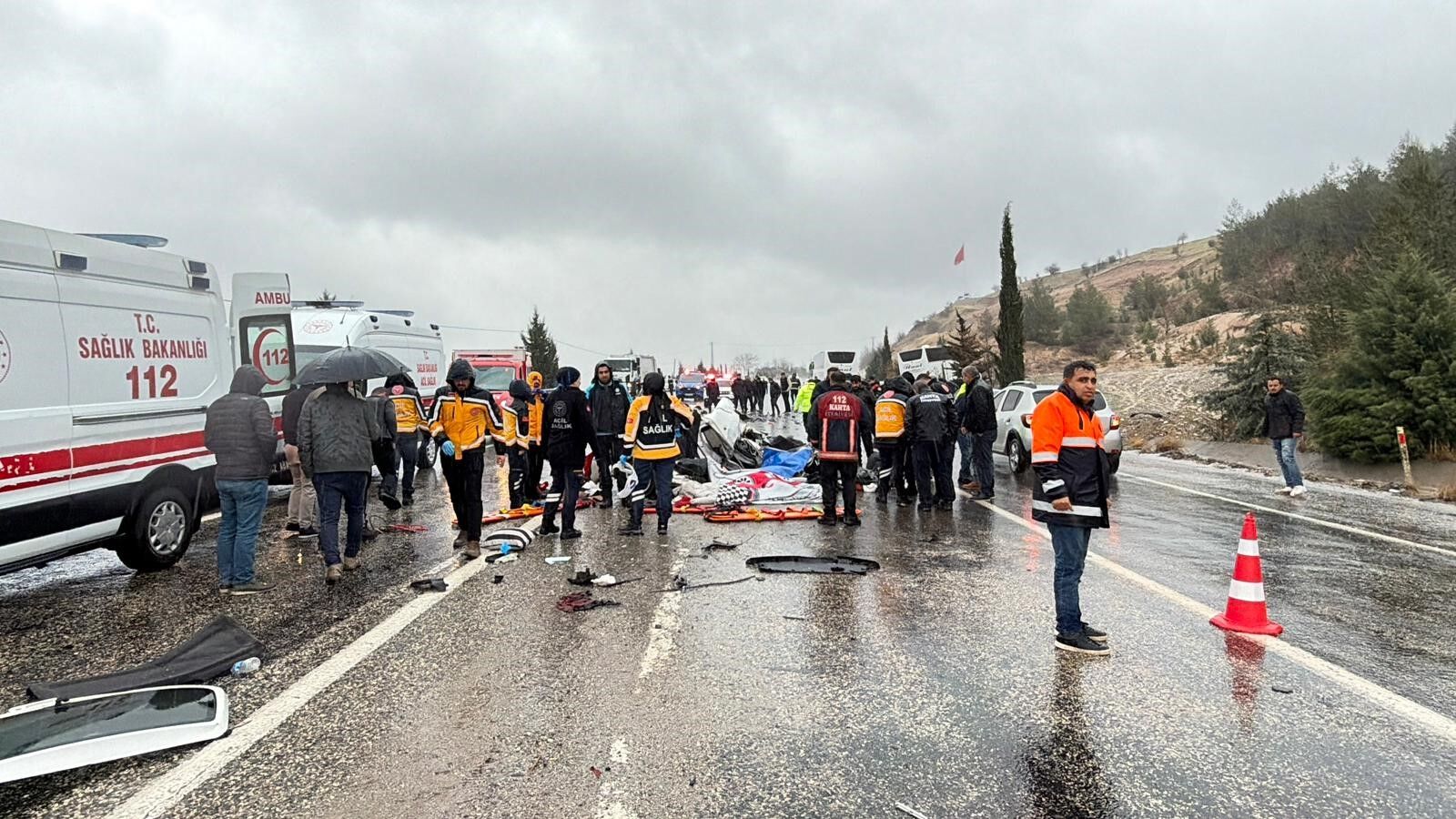 Yolcu otobüsüyle otomobil kafa kafaya çarpıştı: 3 ölü, 1 yaralı