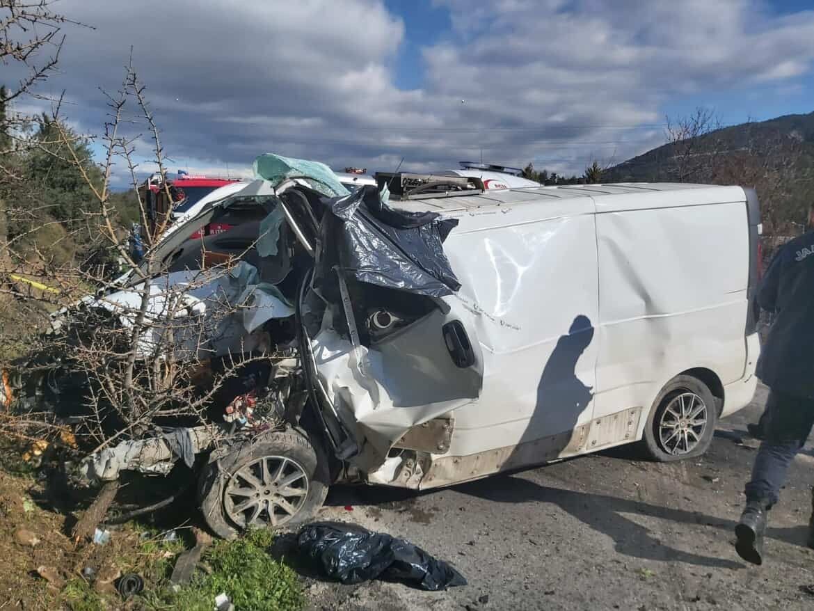 Belediye otobüsüyle panelvan çarpıştı: 1 ölü, 8 yaralı