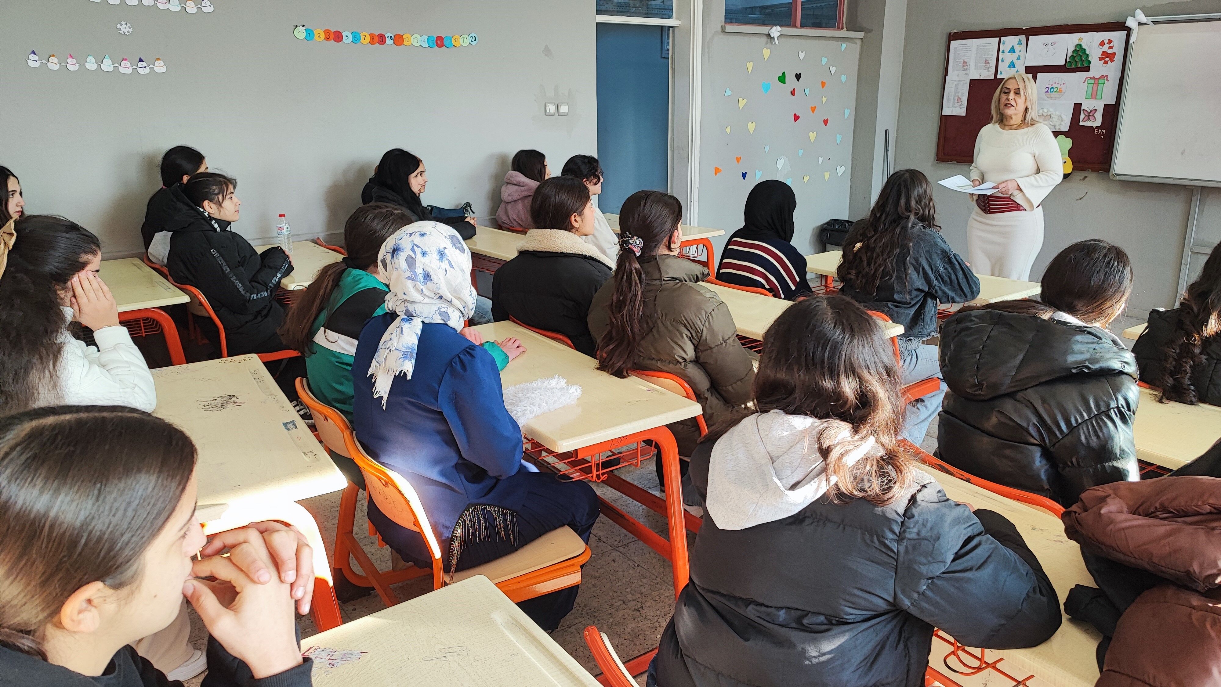 Hastaneden sağlam raporu alan öğretmen okuluna yeniden kavuştu