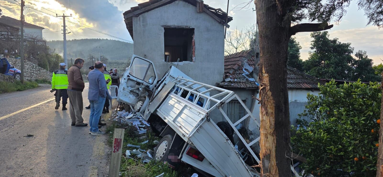 Kamyonet eve daldı: Talihsiz genç hayatını kaybetti!