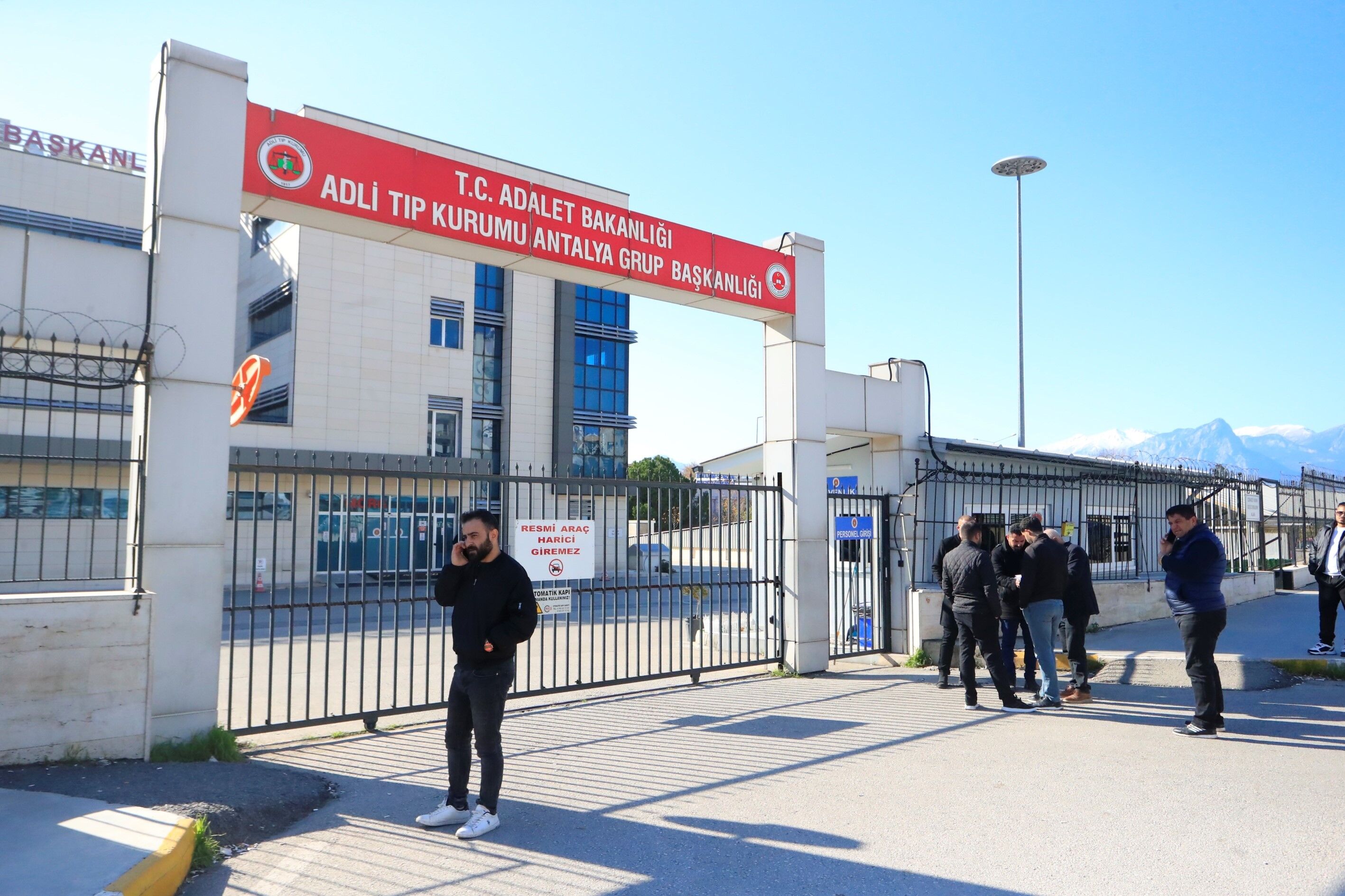 Eşinin başından vurulmuş halde hastaneye getirdiği kadın kurtarılamadı