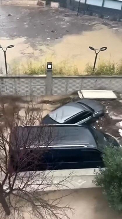 Kuşadası sağanak yağışa teslim oldu! Araçlar sel sularına kapıldı