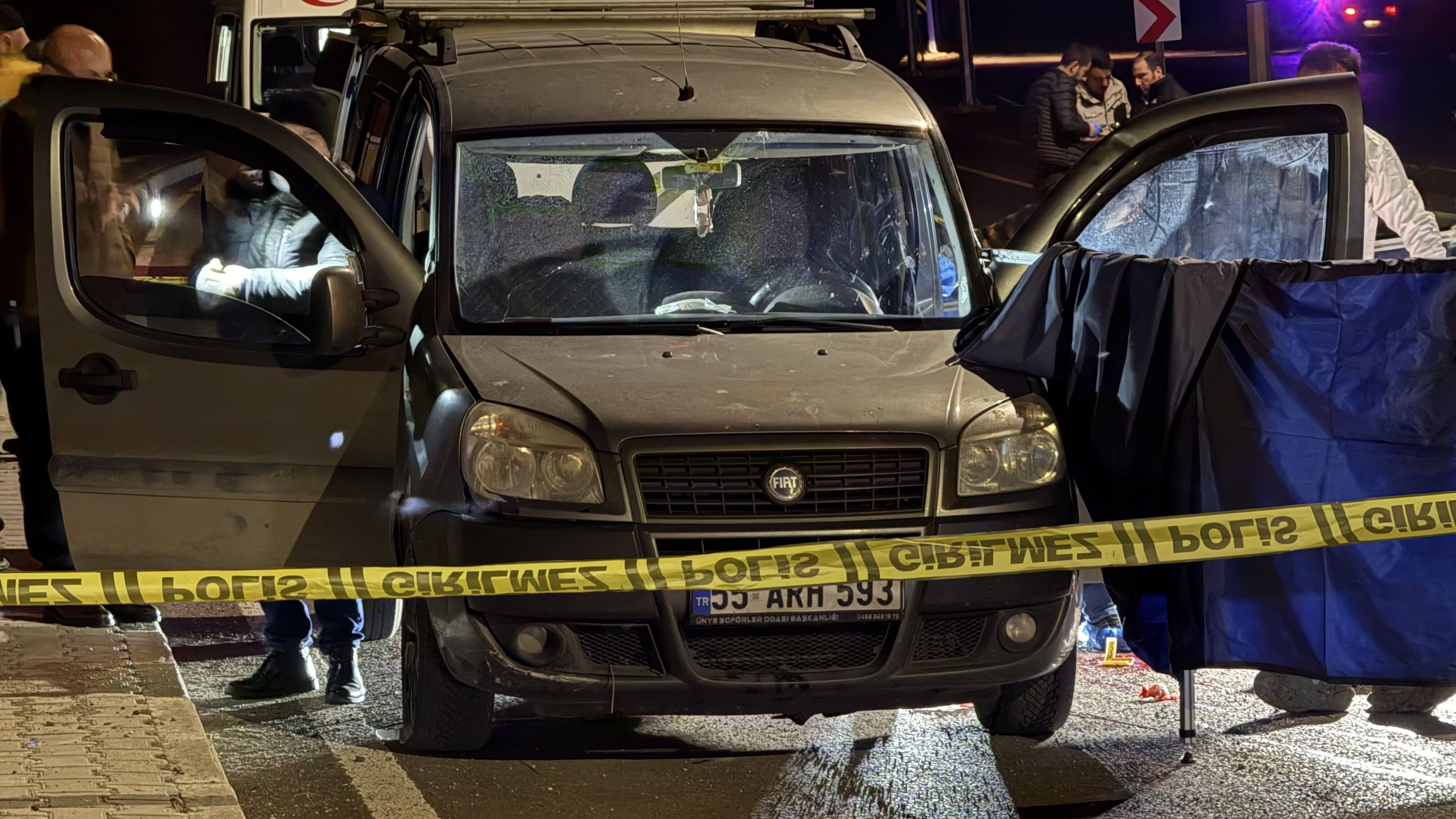 Boğazı kesilip kafasına satırla vurulan adam hayatını kaybetti