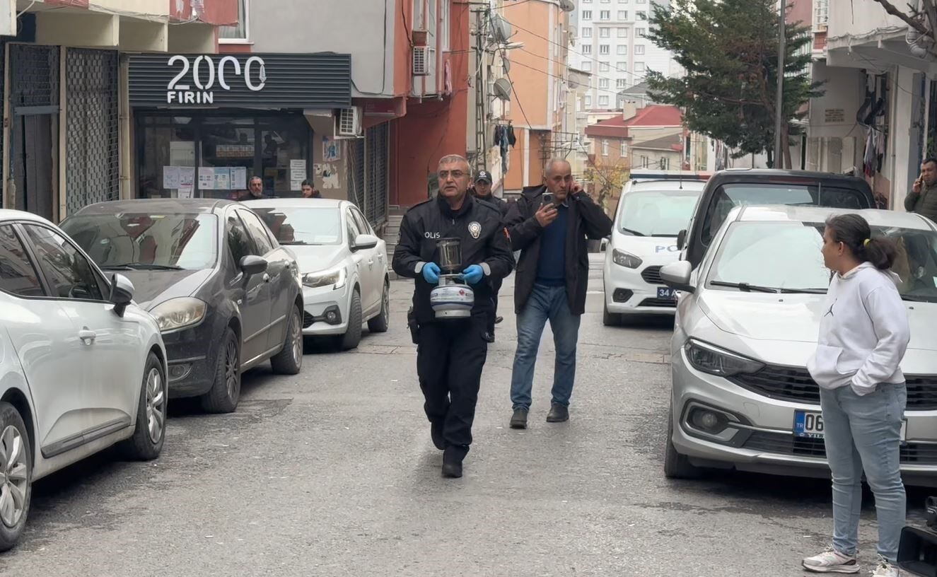 Aynı aileden 3 kişi evlerinde ölü bulundu