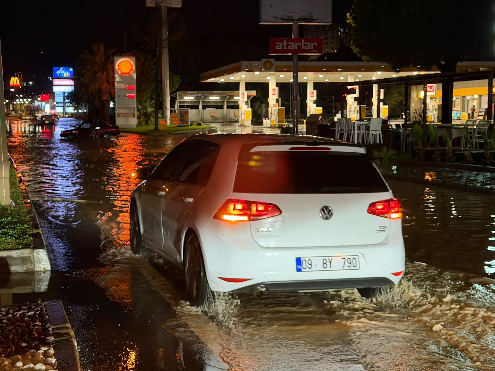 Kuşadası’nda sağanak hayatı felç etti! Yollar göle döndü