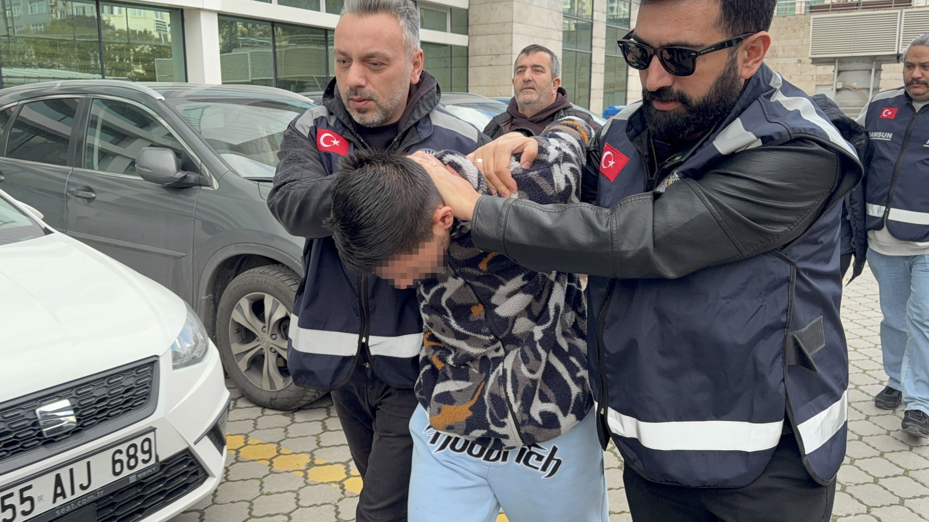 Pazarcıyı öldürdüğü iddia edilen kadının eşi ve oğlu gözaltına alındı