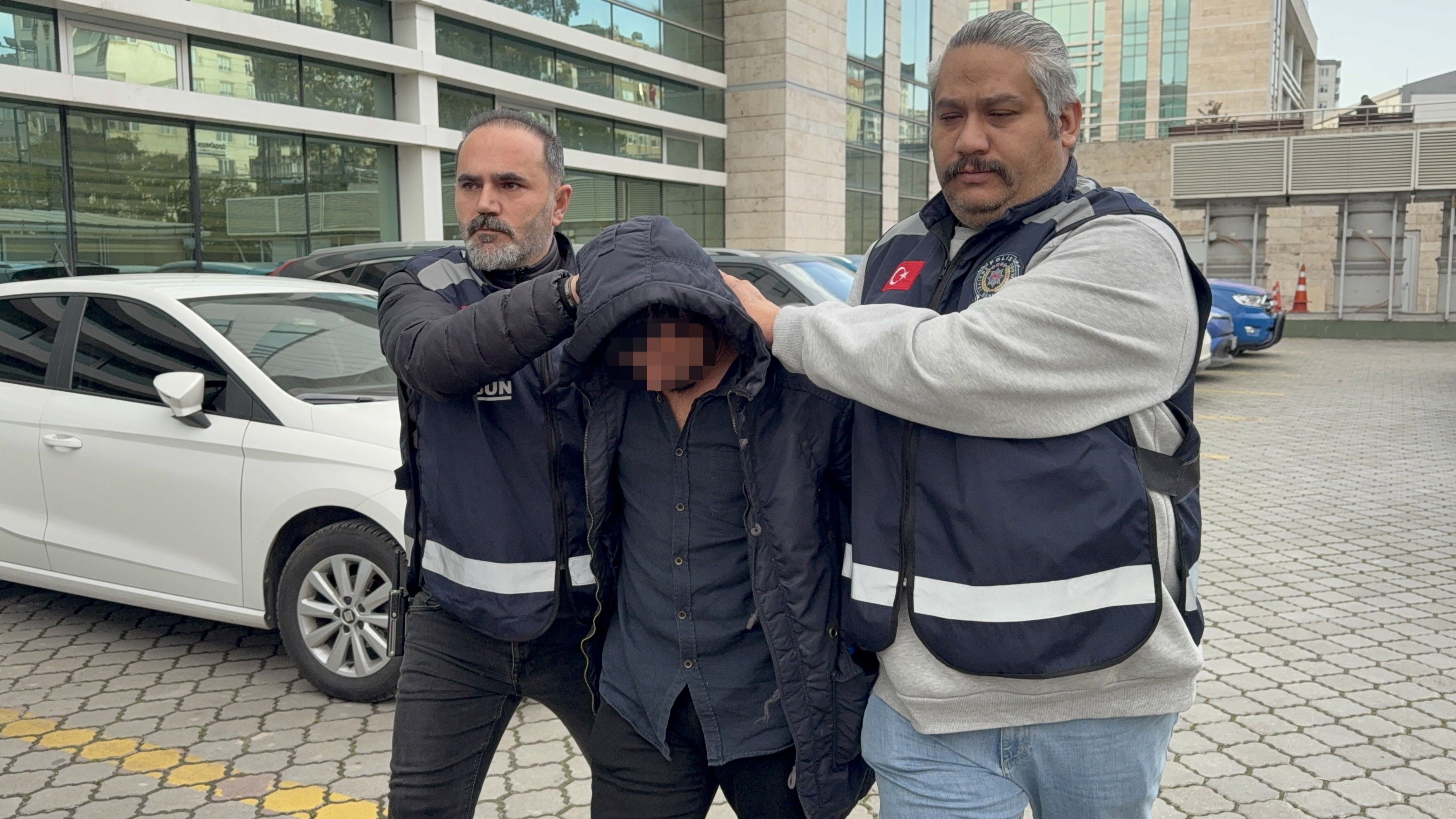 Pazarcıyı öldürdüğü iddia edilen kadının eşi ve oğlu gözaltına alındı