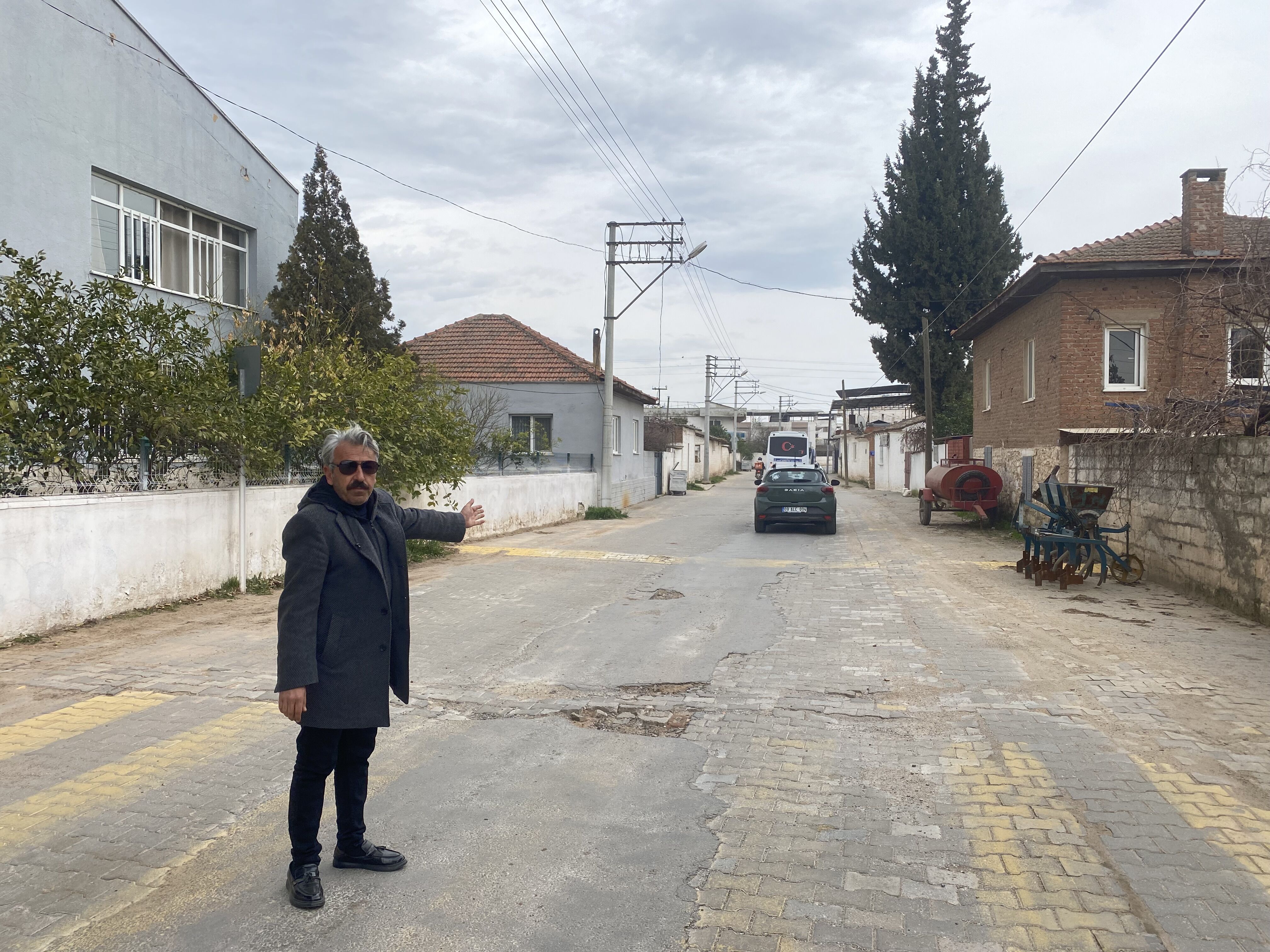 Aydın Şehir Hastanesi’nin altyapı çalışmaları mahalle yolunu bozdu