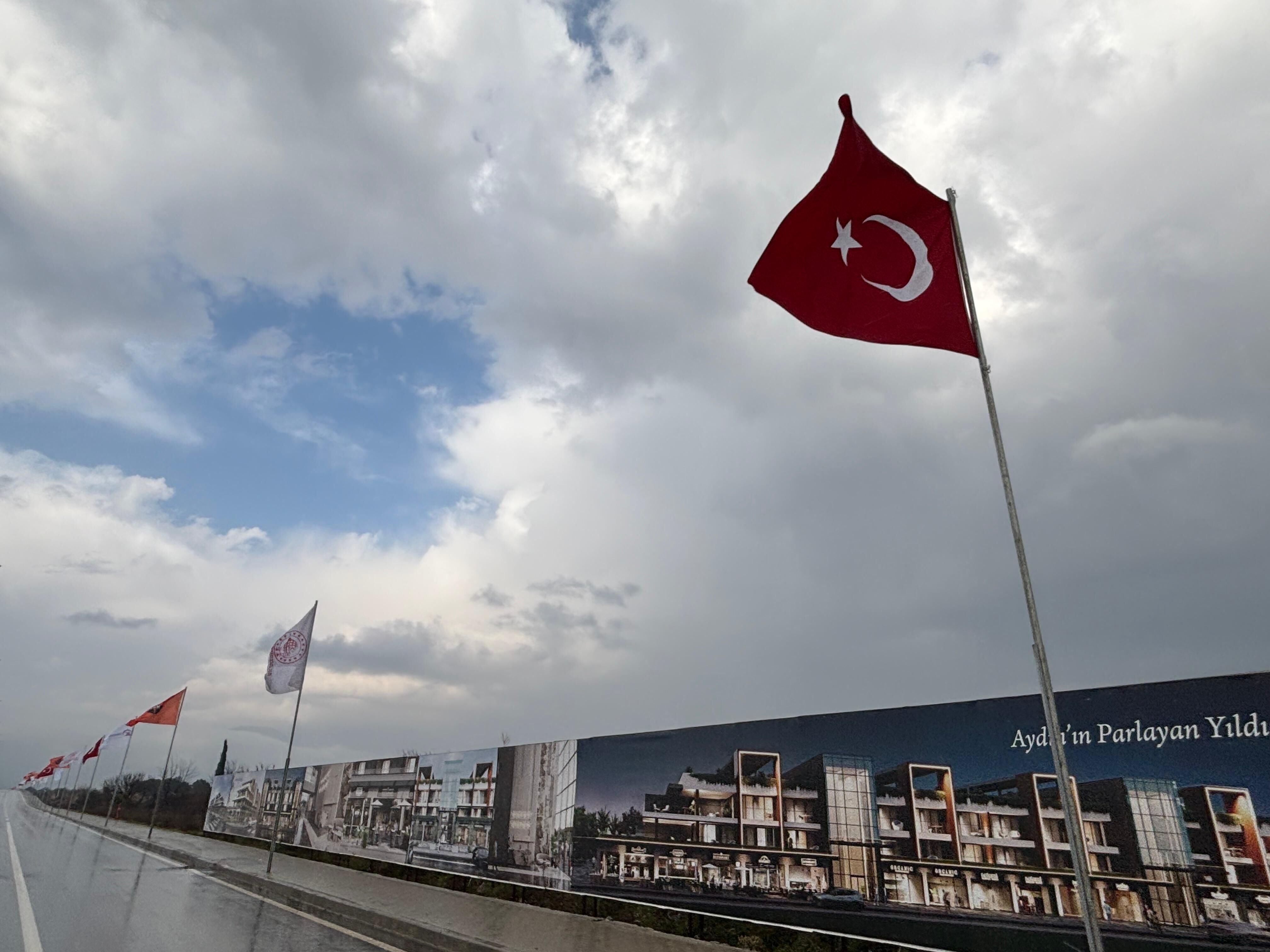 Aydin Sehir Hastanesinin Cevresi Bayraklariyla Donatildi 632664 32Fae17873741C315F5564D72E34C6D2