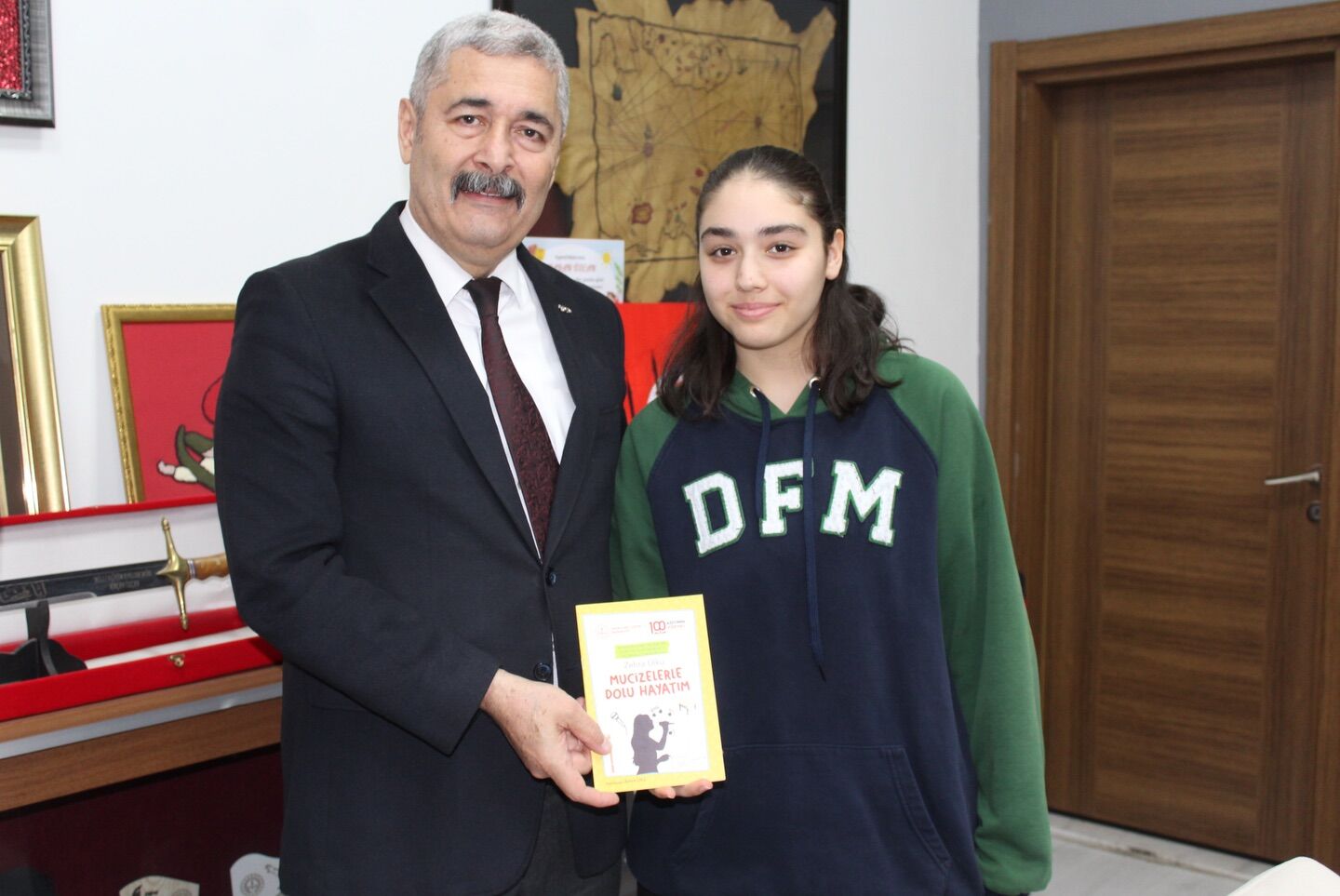 Aydinda Ortaokul Ogrencisinden Buyuk Basari Yazdigi Kitabi Kutuphaneye Bagisladi 629699 8966E5D6D64C744Abcc6D81Efae28F12