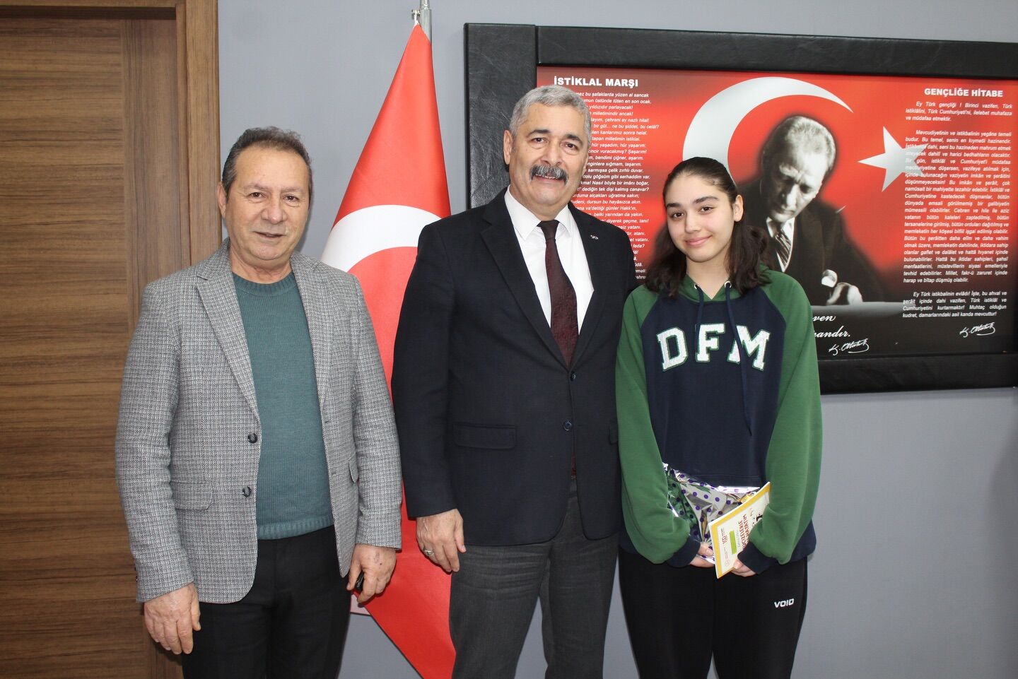 Aydinda Ortaokul Ogrencisinden Buyuk Basari Yazdigi Kitabi Kutuphaneye Bagisladi 629699 F4F2F5B2E37Db458C0E00A9C13Ad387D