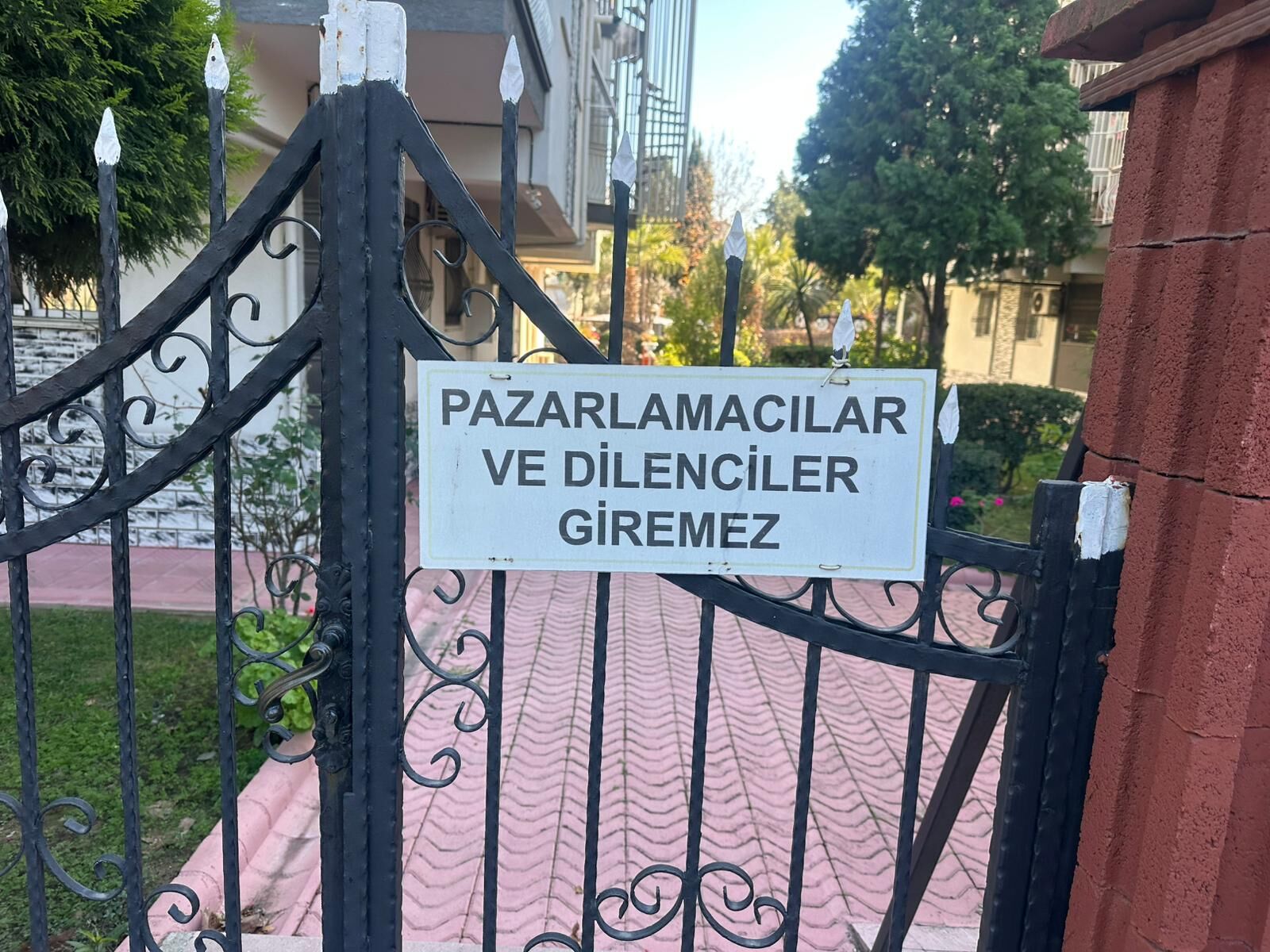 Aydinda Site Sakinleri Onlem Aldi Pazarcilar Ve Dilenciler Giremez Tabelasi Asildi 626897 169C492F59A84C19944091255070E181