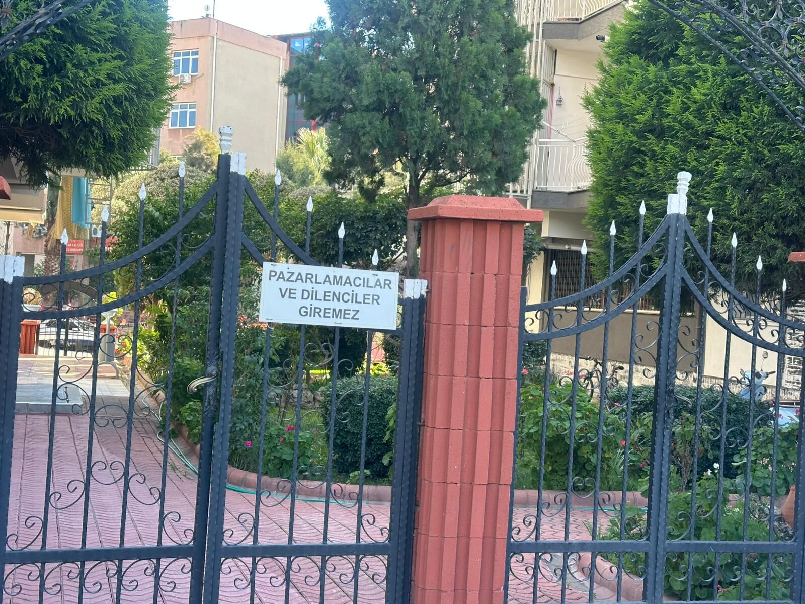 Aydinda Site Sakinleri Onlem Aldi Pazarcilar Ve Dilenciler Giremez Tabelasi Asildi 626897 Bbaf569Bcc4A843C41Cd4182018D608E