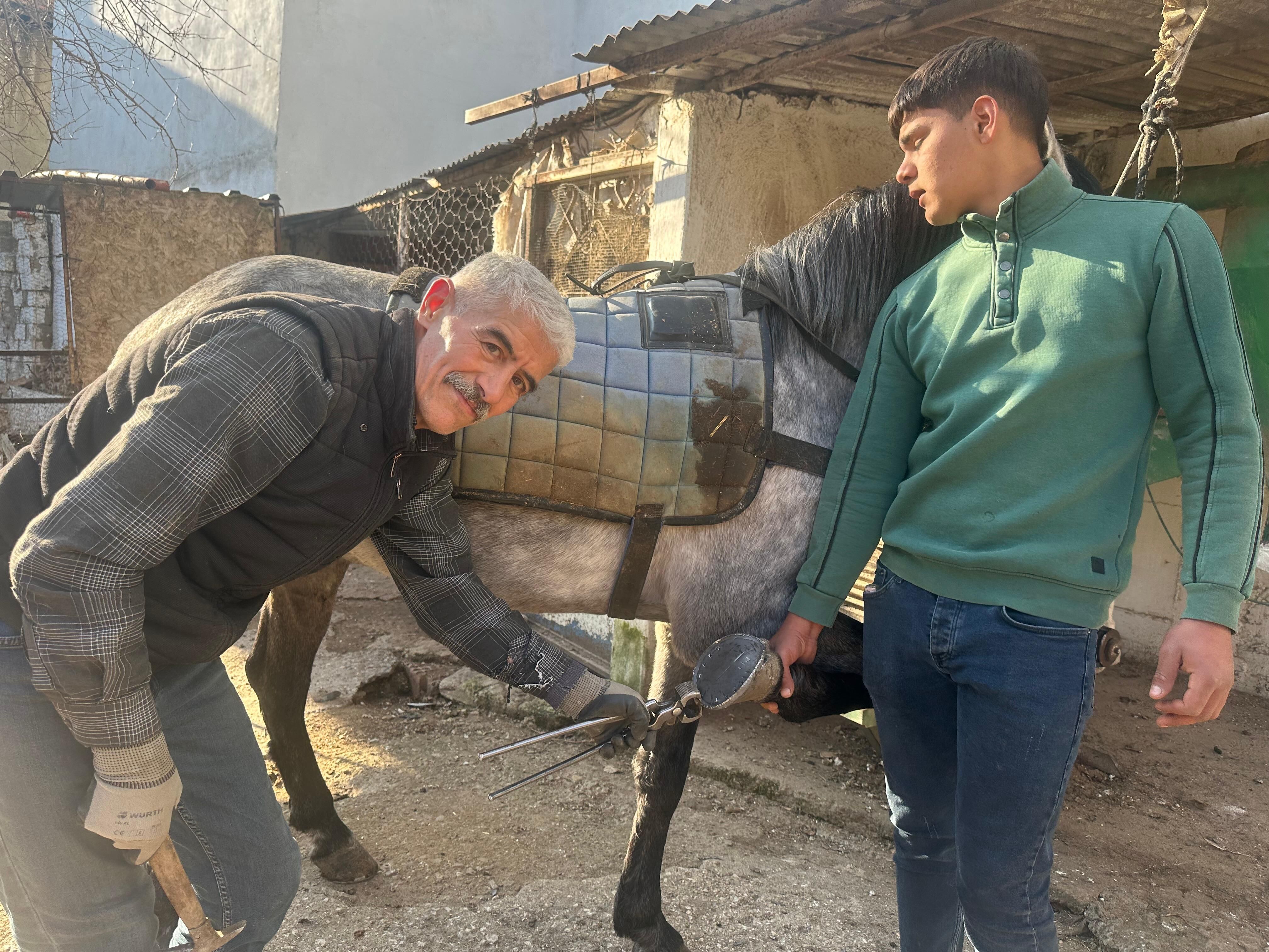 Aydinli Nalbant Sehir Sehir Dolasip Sampiyon Atlarini Hazirliyor Babasindan Kalan Meslegini Birakmadi 631005 Eefc4A464Ef34B49E44725E7Fae1E9Eb