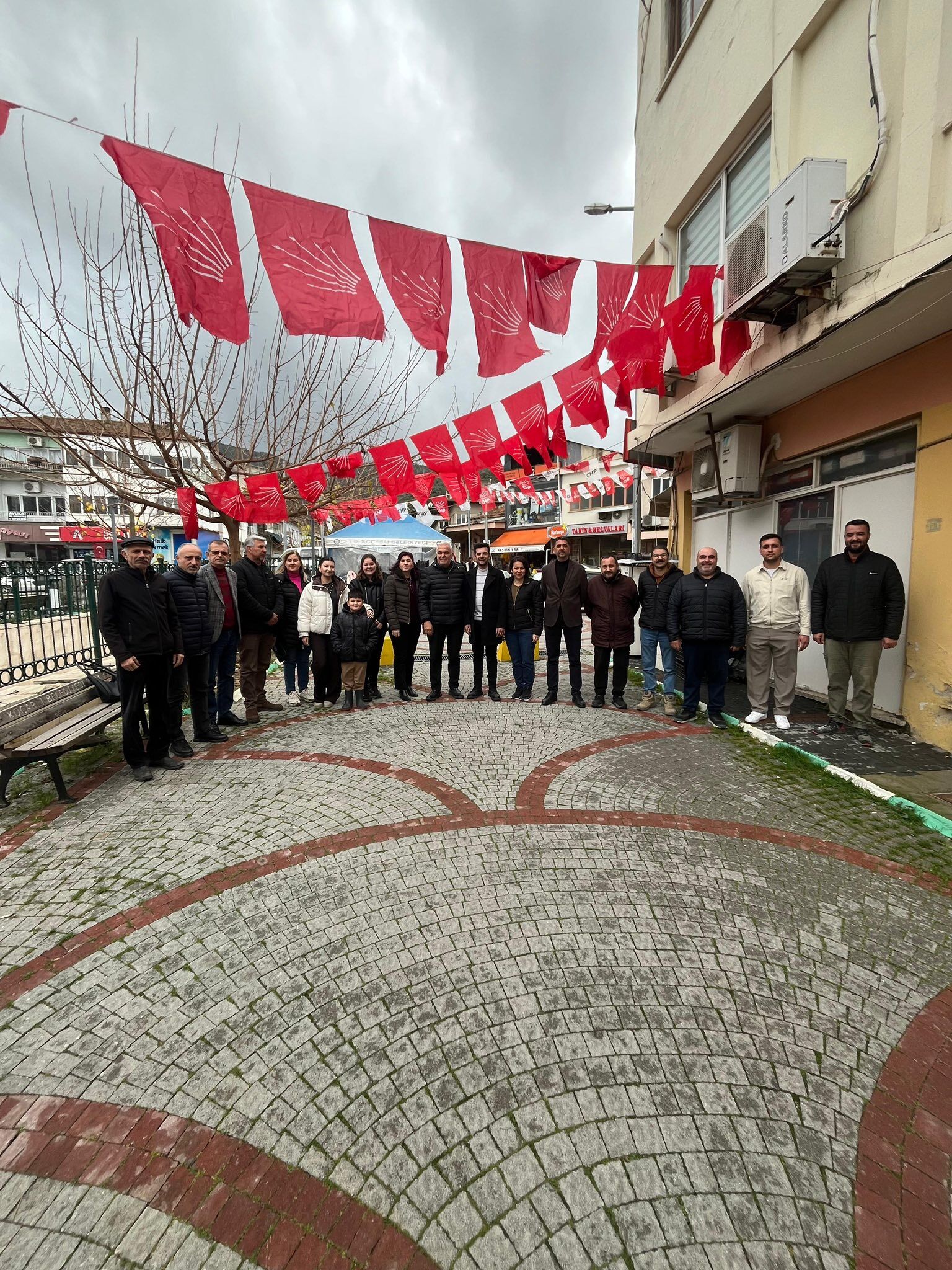 Başkan Akın, Koçarlı’yı parti bayraklarıyla donattı
