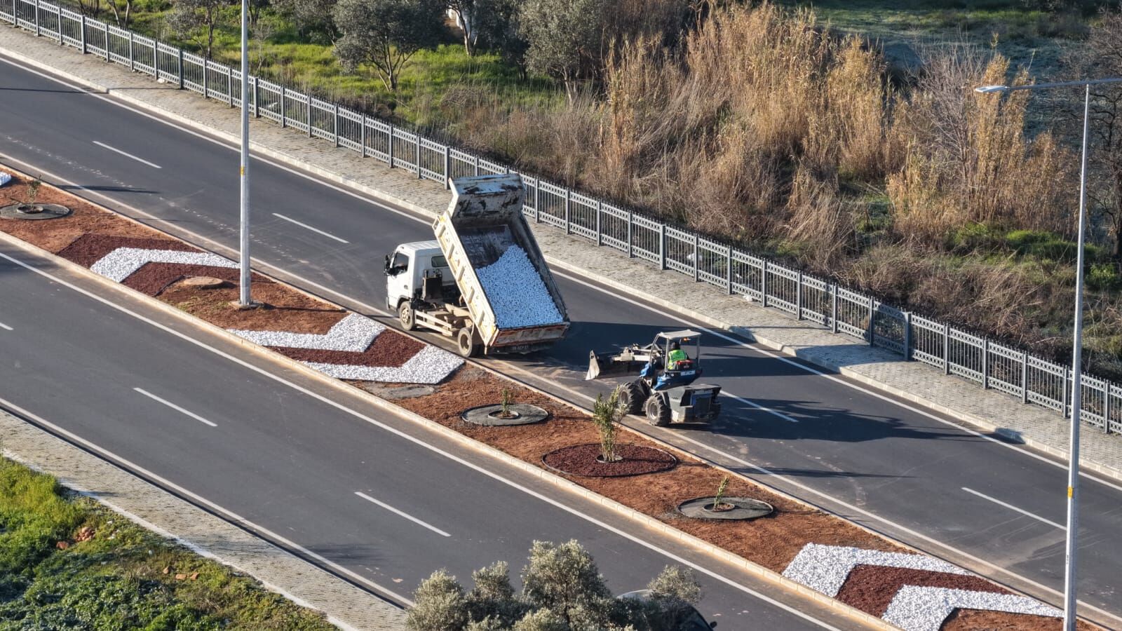 Başkan Çerçioğlu’ndan Acarlar–Şehir Hastanesi yolunda peyzaj düzenlemesi
